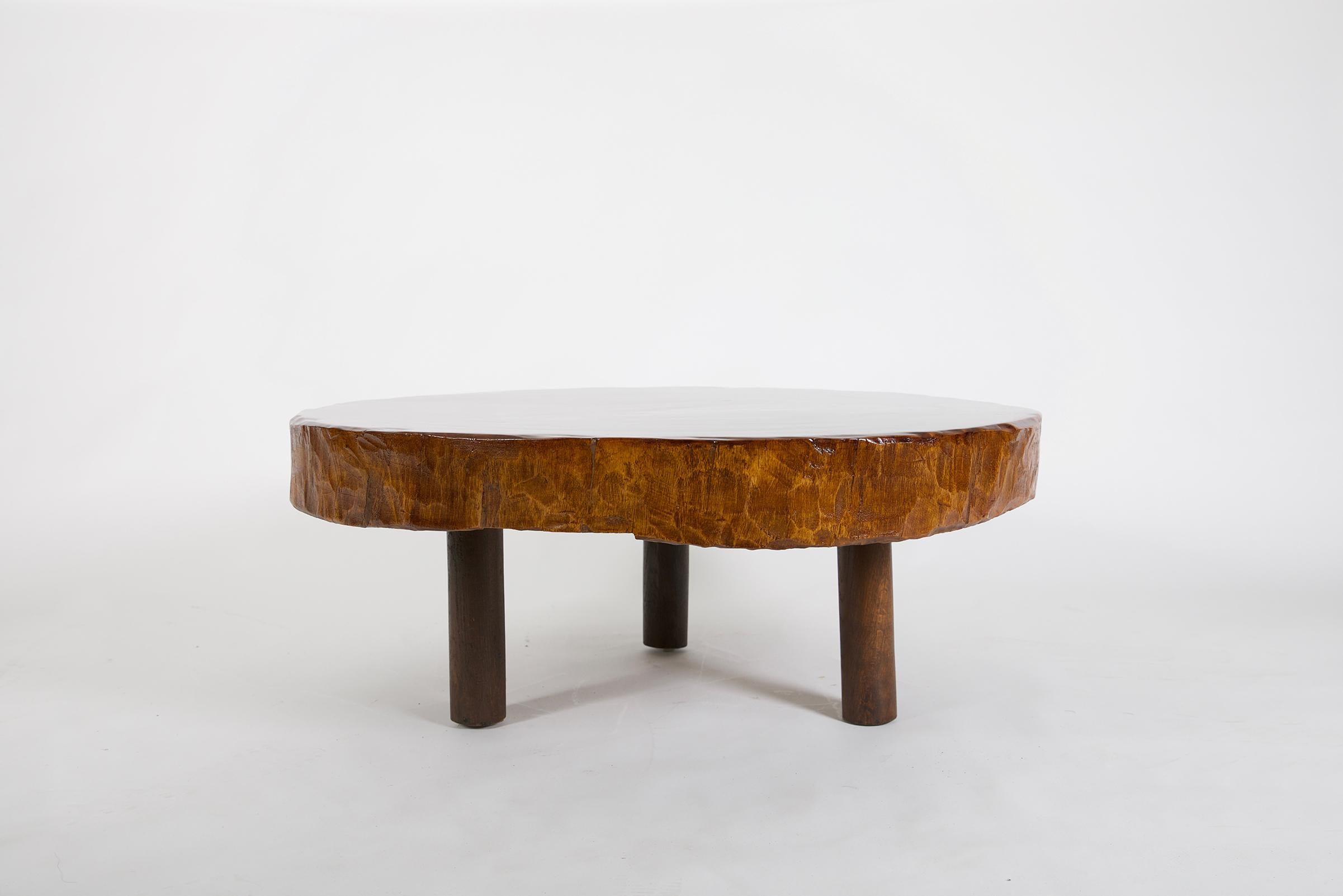 Il s'agit d'une table basse circulaire tout en bois, fabriquée dans un bois exotique de 1960. La table est en excellent état.