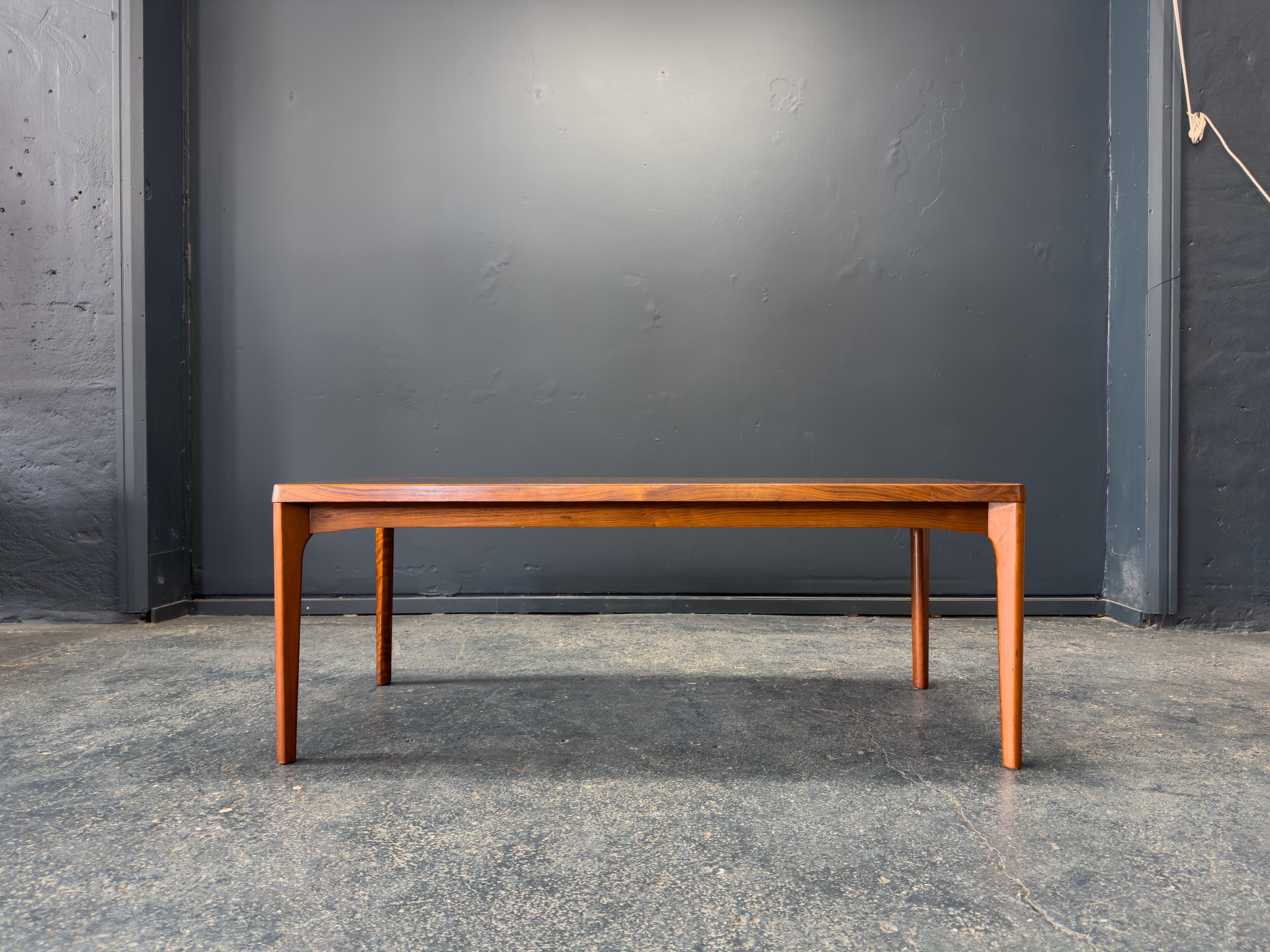 Mid-Century Modern Table basse en bois en vente