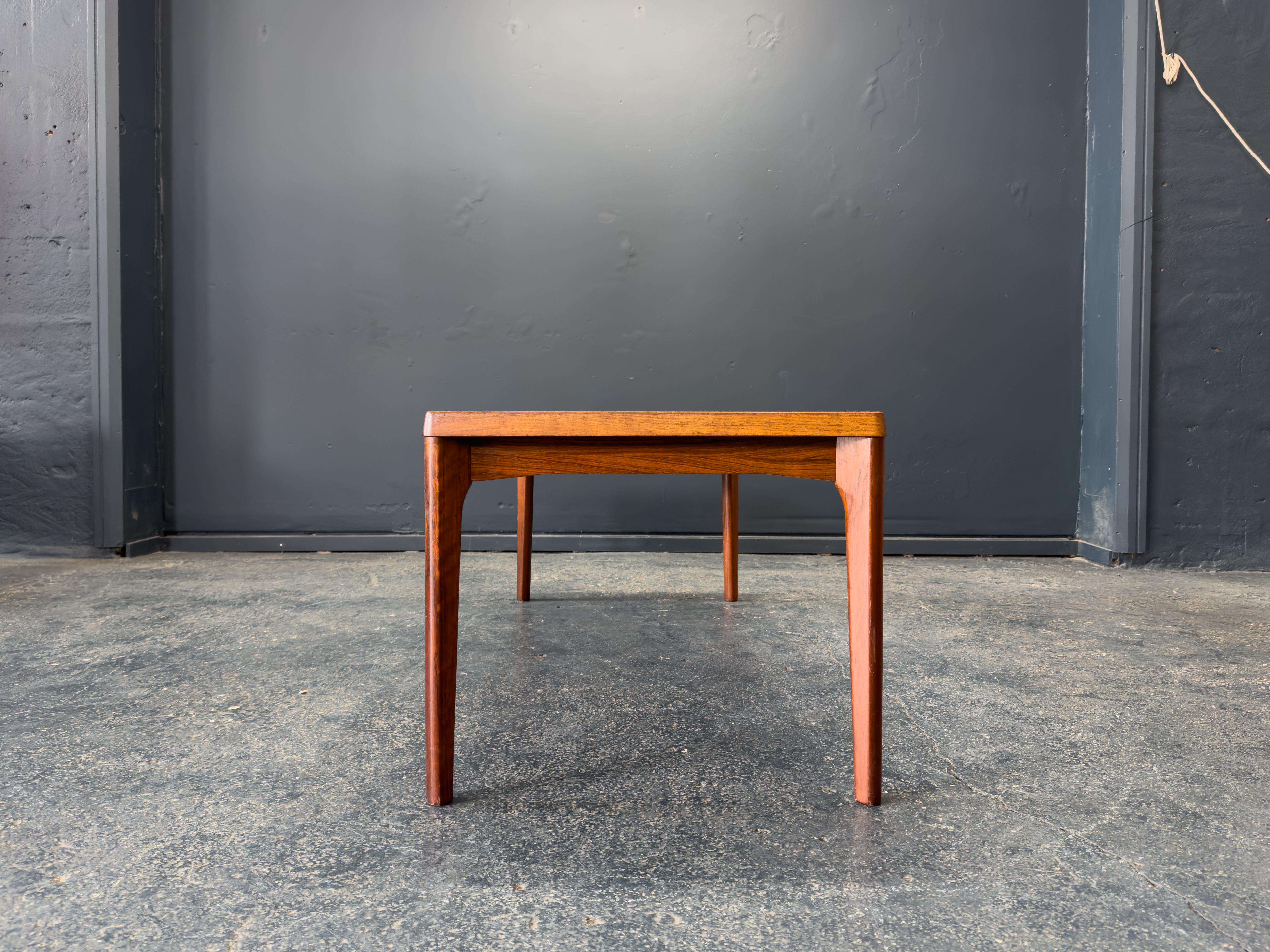 Table basse en bois État moyen - En vente à London, GB
