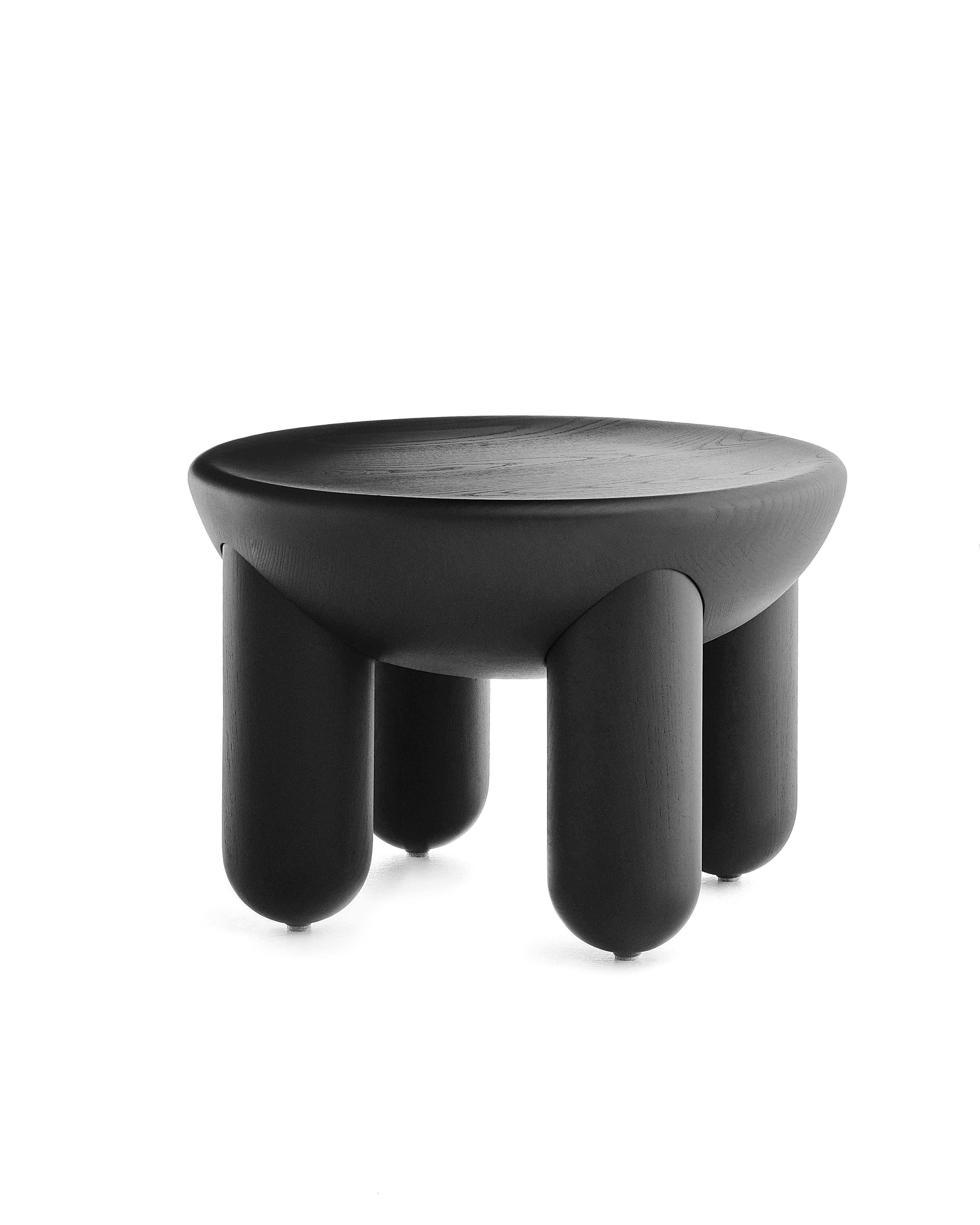 Ukrainien Table basse en bois Freyja 1 en frêne teinté noir par NOOM en vente