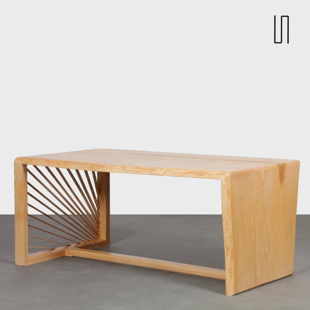 Cette table basse en bois date des années 2000. Il est en bon état d'origine.