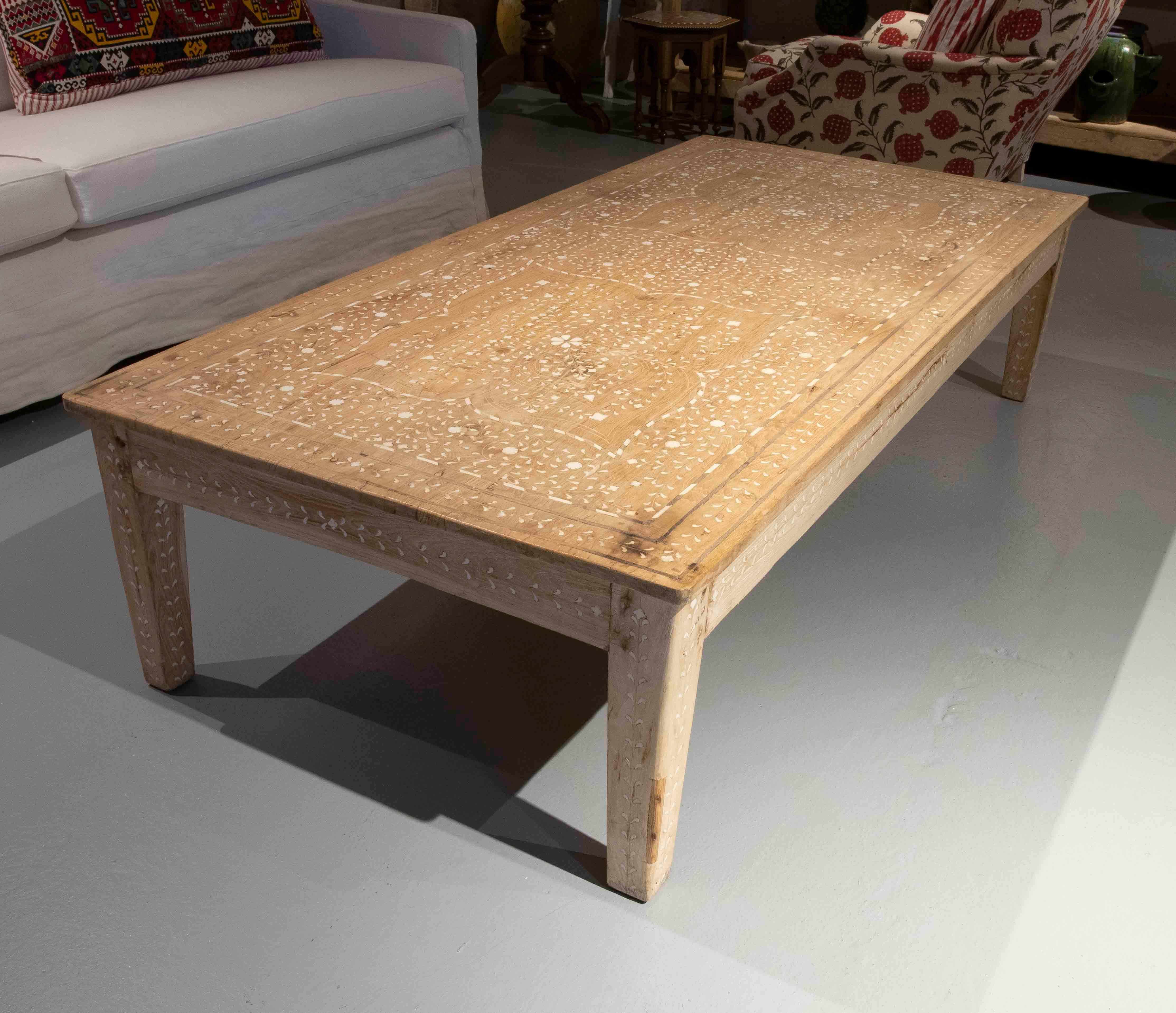 Wooden Coffee Table Inlaid with Floral Decorations In Good Condition For Sale In Marbella, ES
