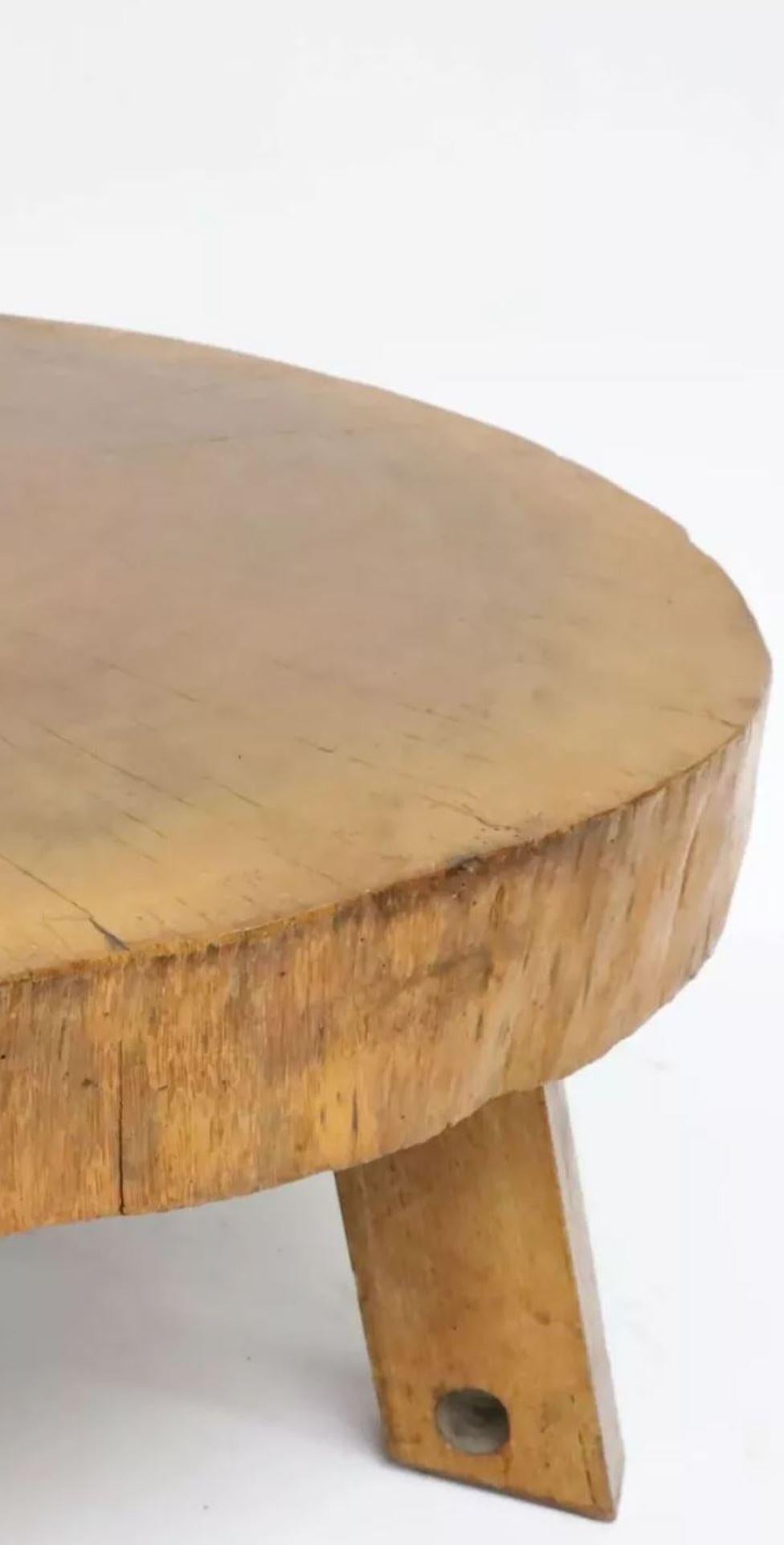 Table basse en bois comme Perriand, Chapo, Jeanneret, base tripode Wabi-Sabi 1940 en vente 1