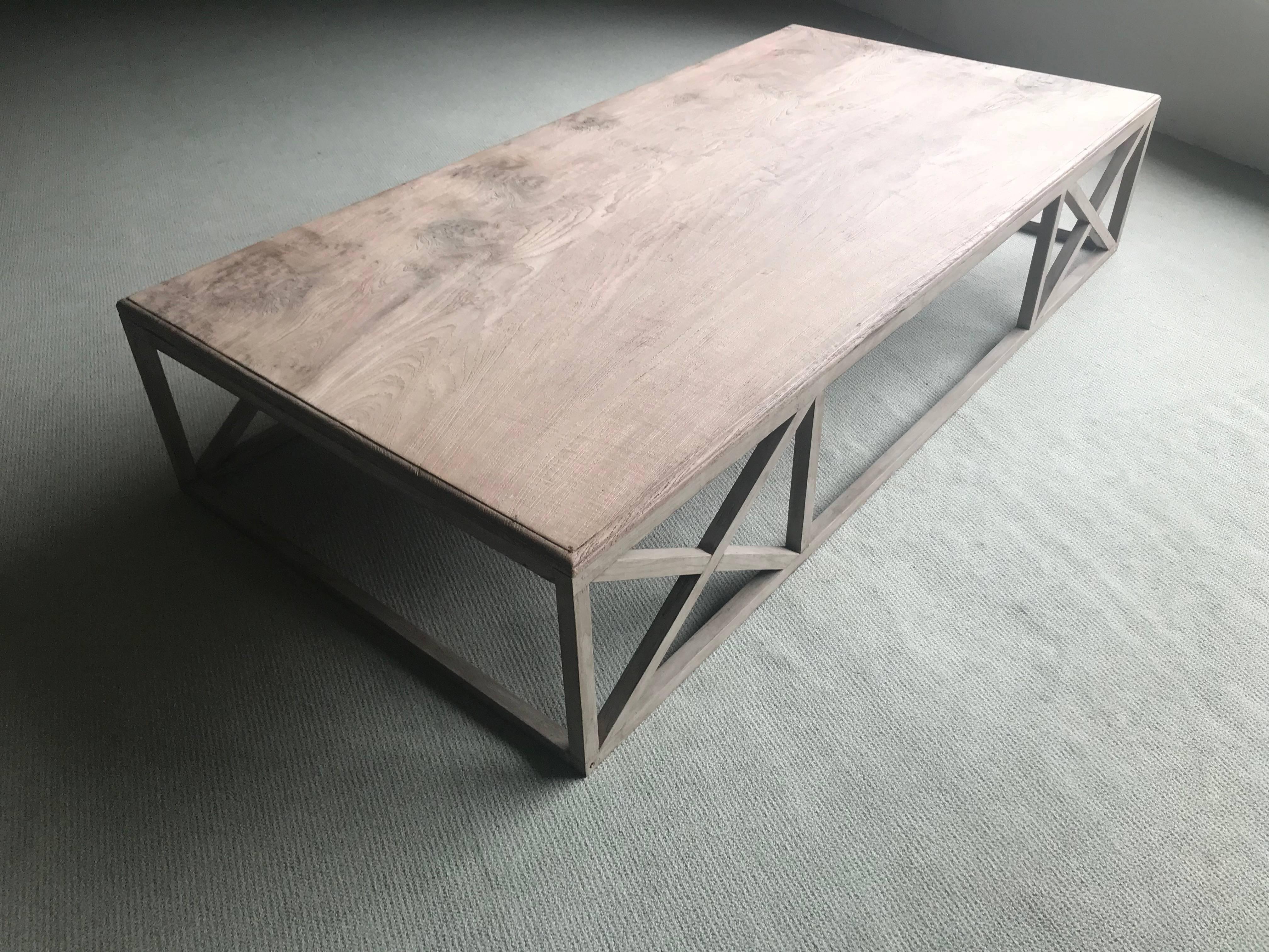 Exceptionnelle table basse en bois de teck blanchi, exceptionnelle pièce de bois d'un seul tenant utilisée comme plateau.