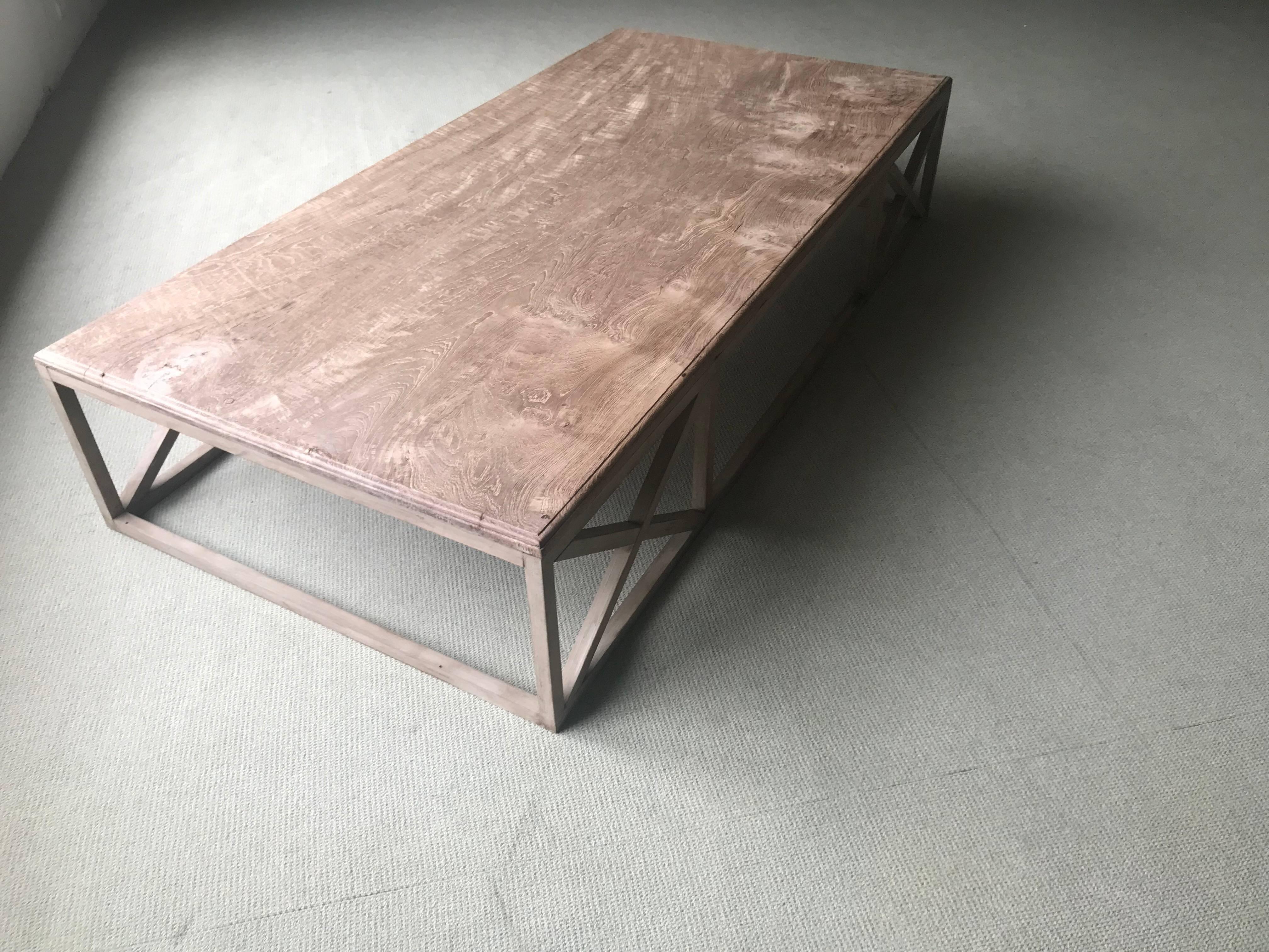 Poli Table basse en bois sur une base en bois en vente