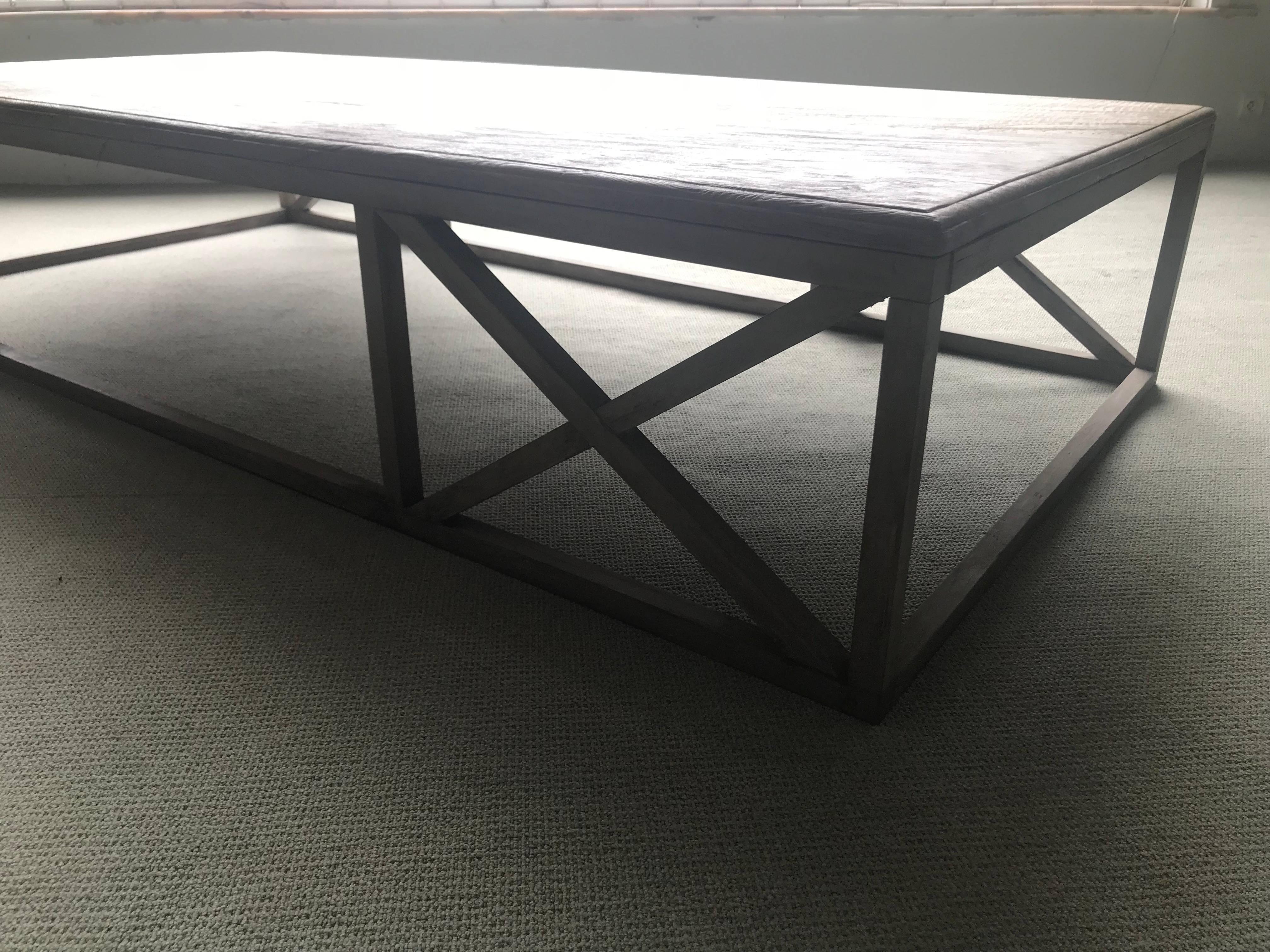 20ième siècle Table basse en bois sur une base en bois en vente