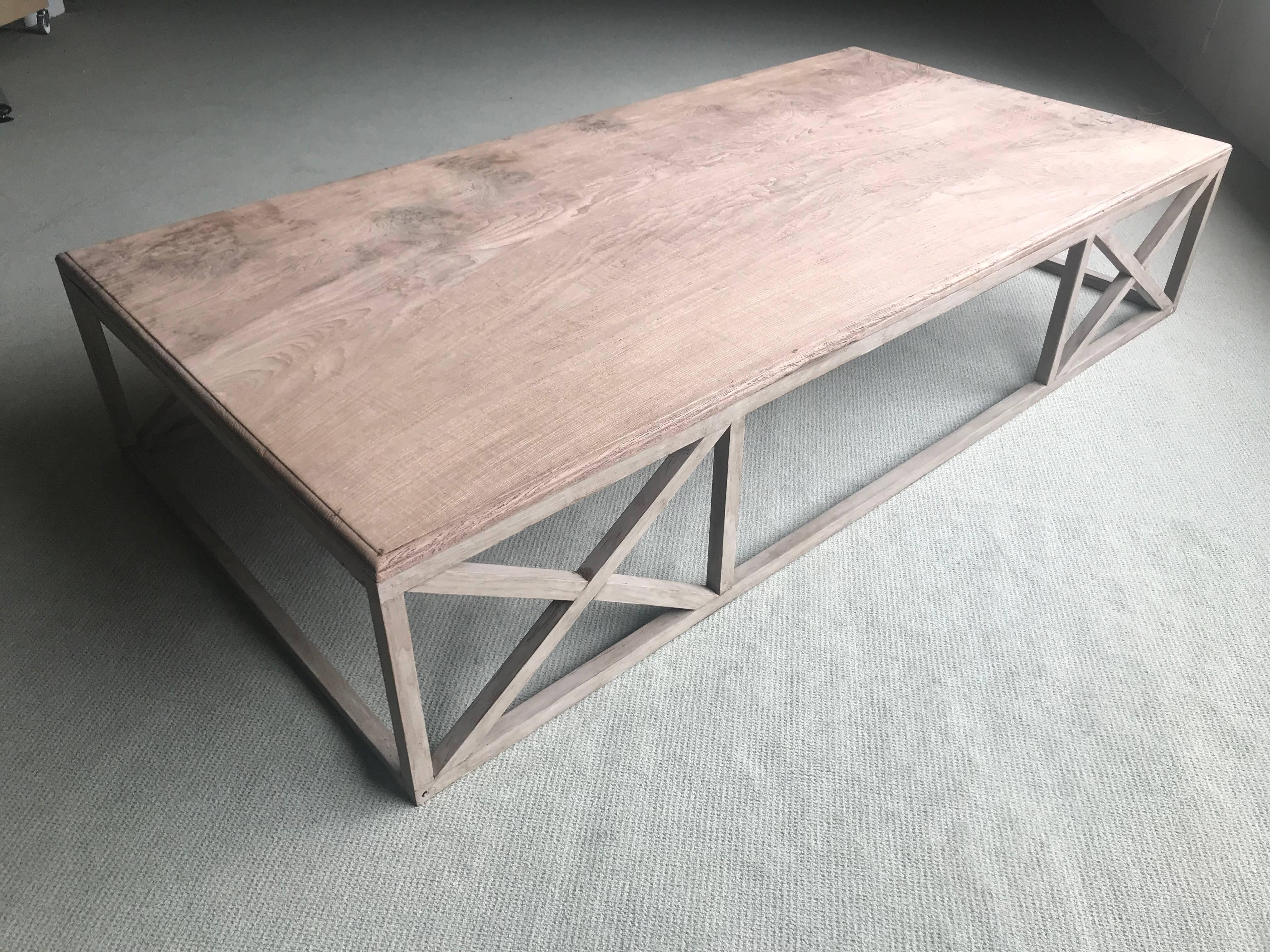Teck Table basse en bois sur une base en bois en vente