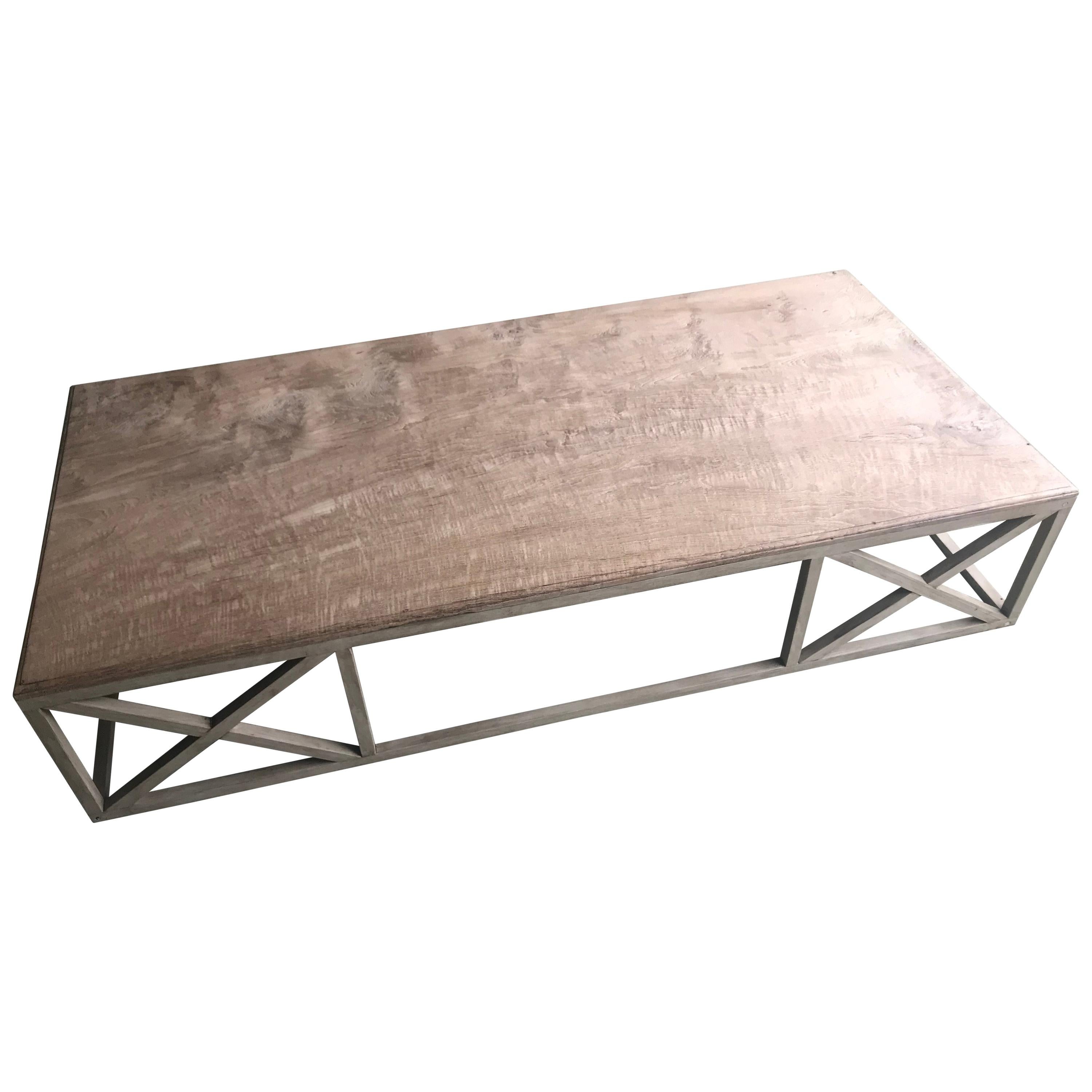 Table basse en bois sur une base en bois
