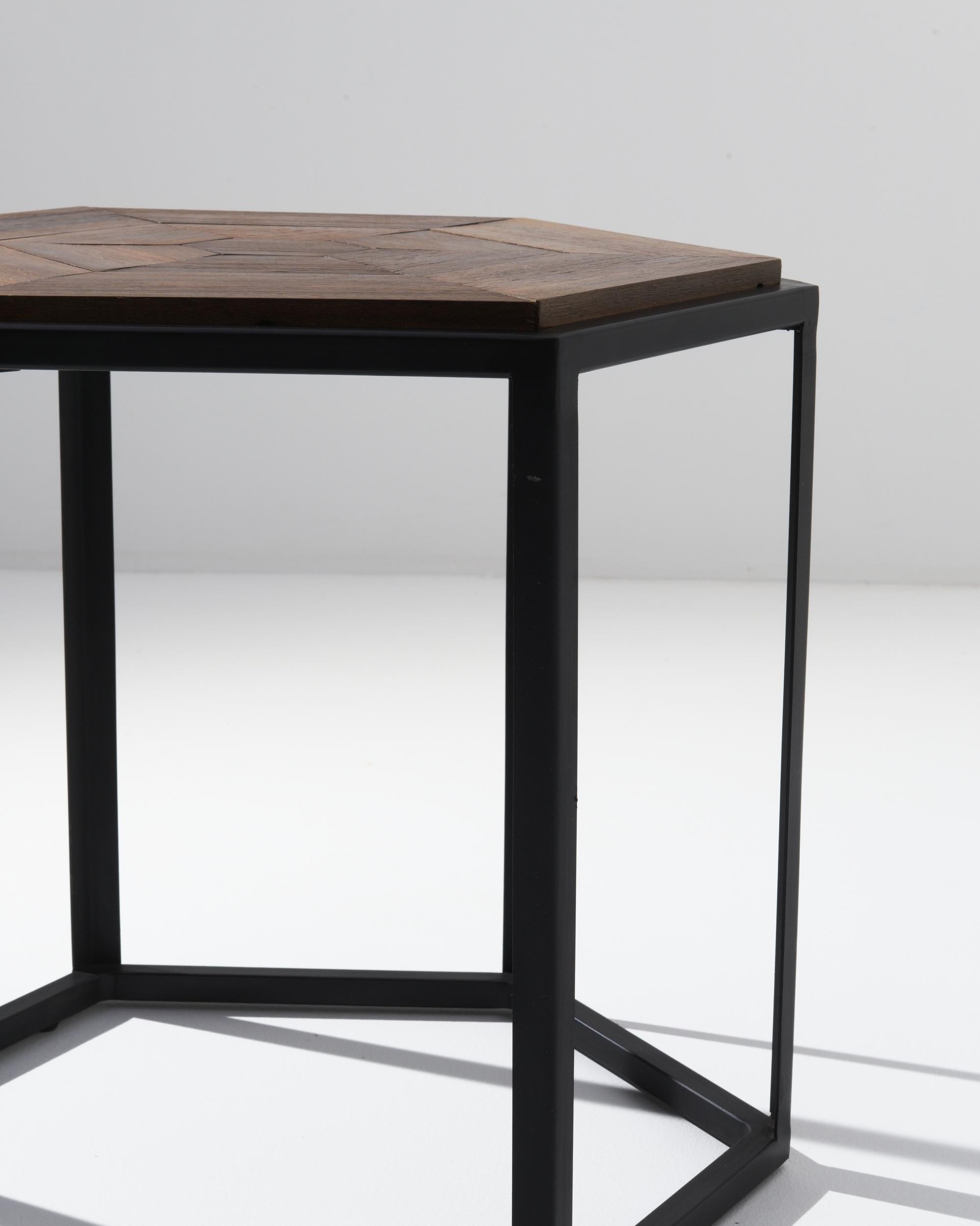 Prototype de table basse en bois avec base géométrique en métal Bon état - En vente à High Point, NC