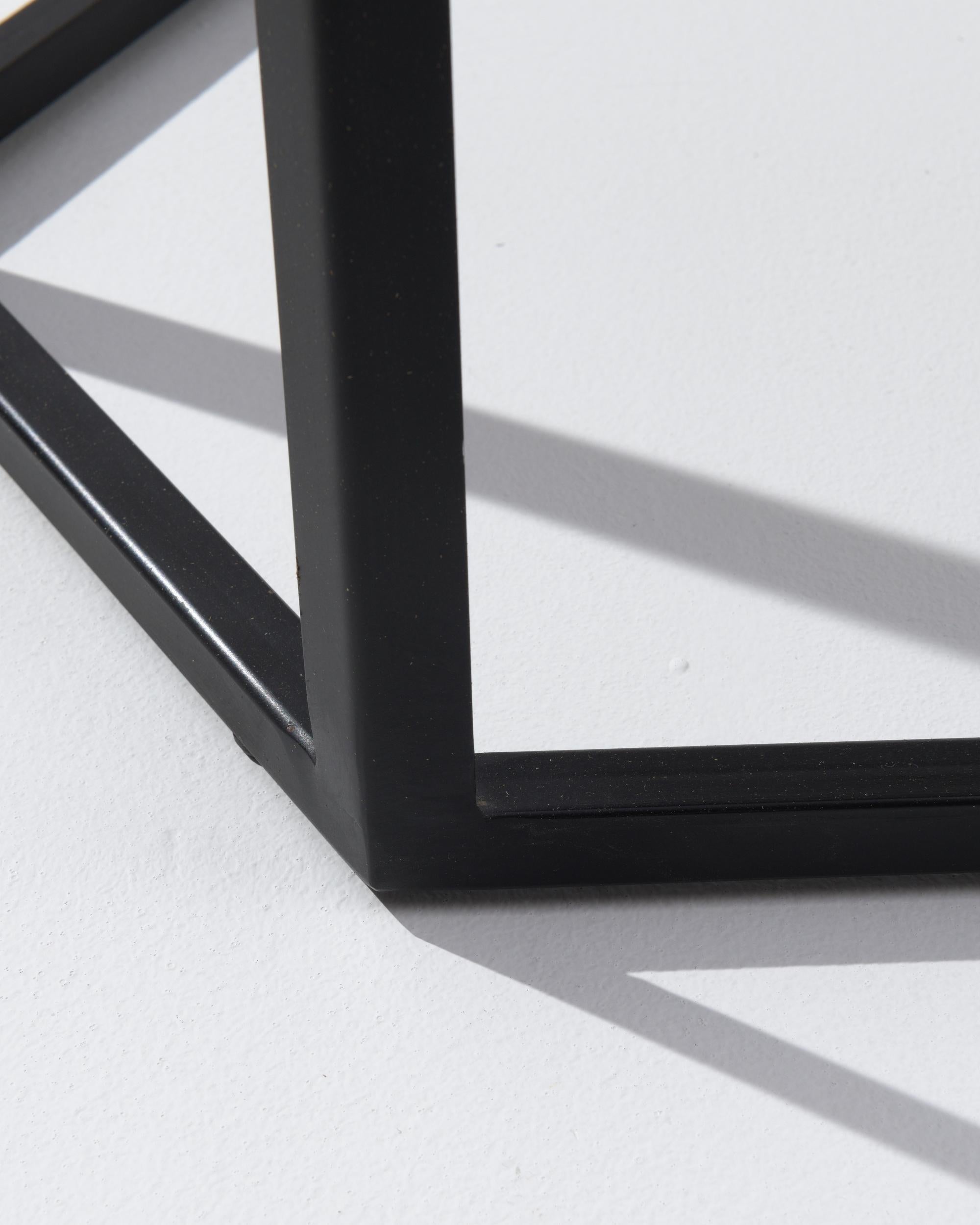 Prototype de table basse en bois avec base géométrique en métal en vente 2