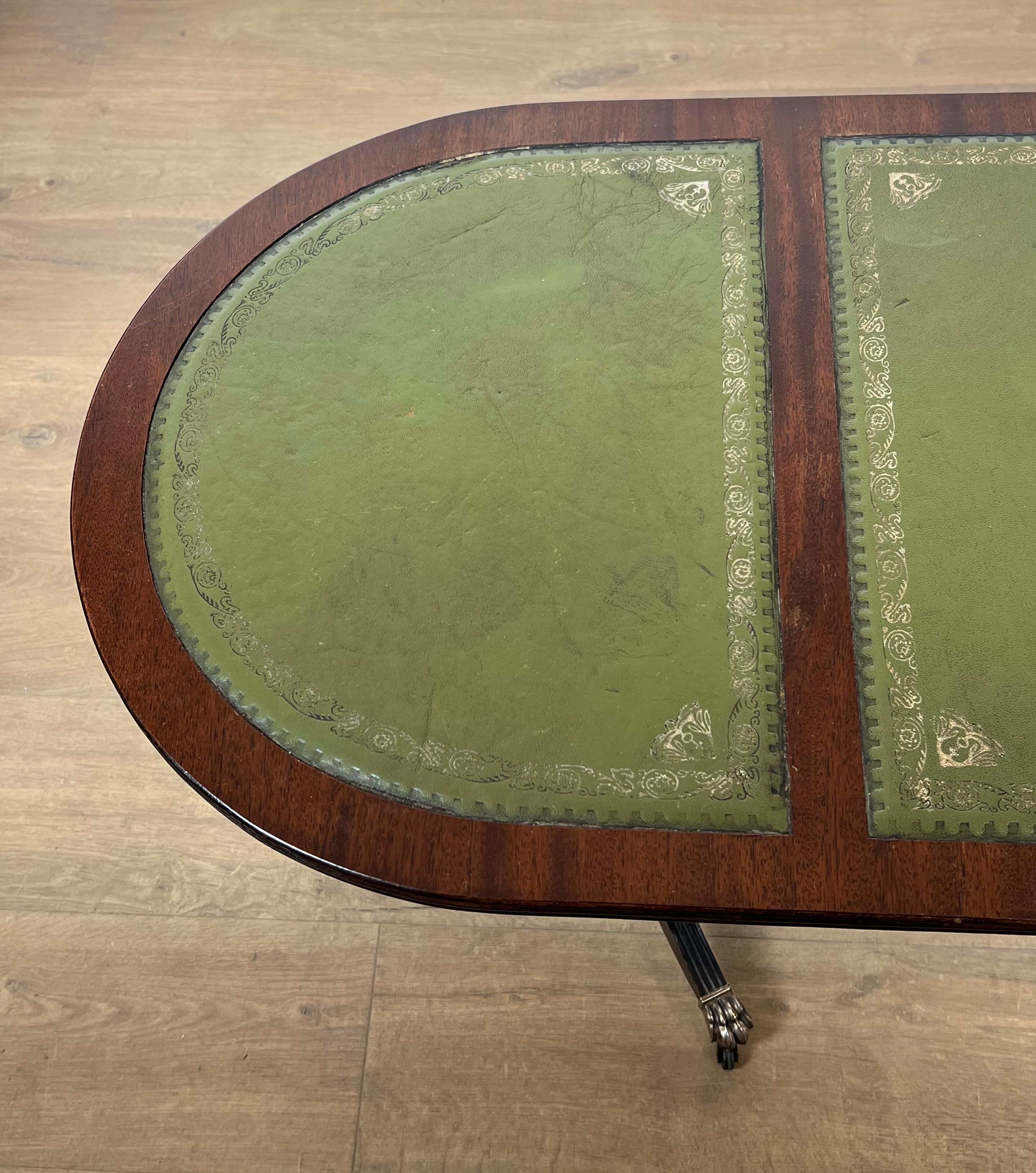 Table basse en bois avec pieds à griffes en bronze et dessus en cuir vert en vente 3