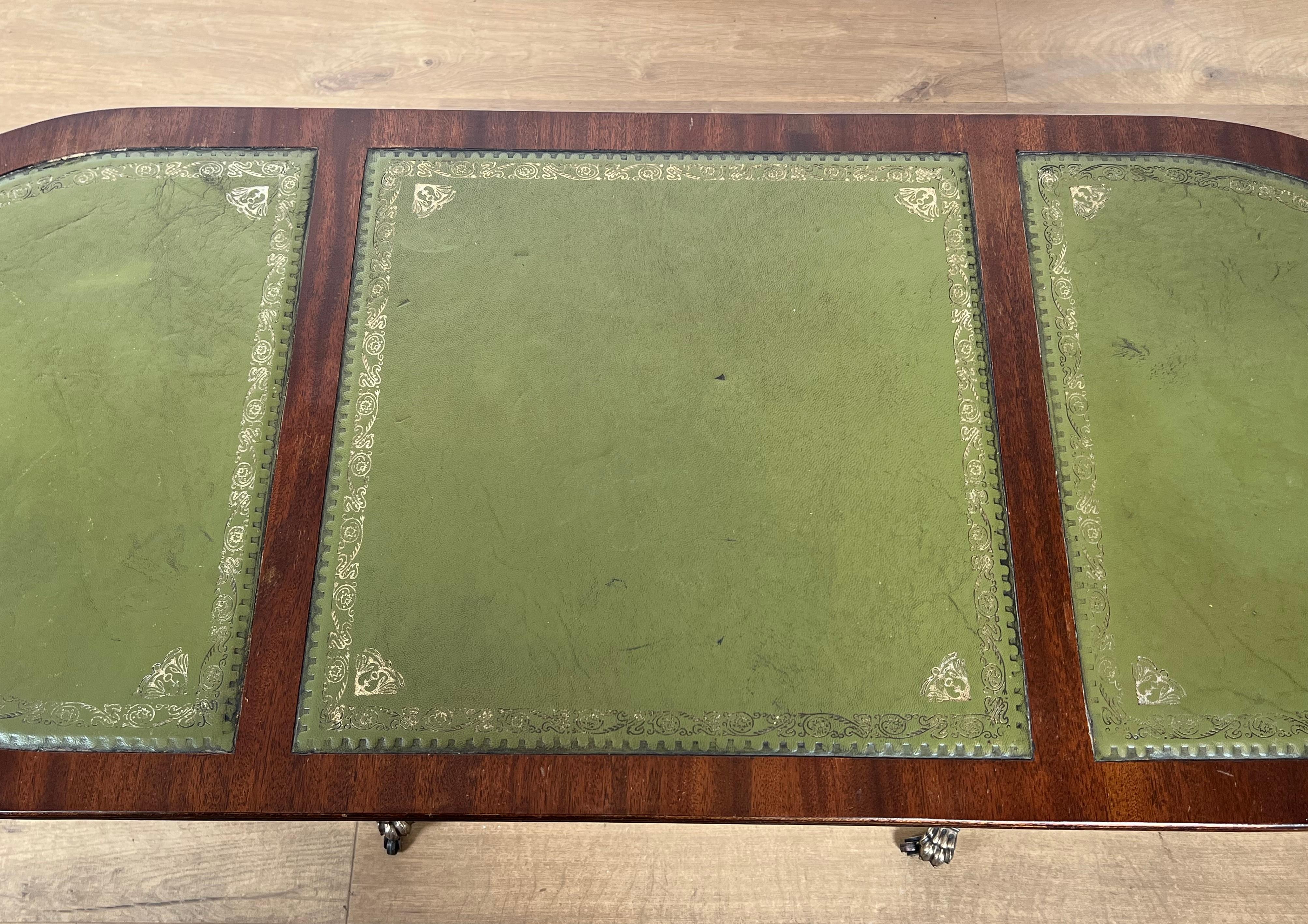 Table basse en bois avec pieds à griffes en bronze et dessus en cuir vert en vente 4