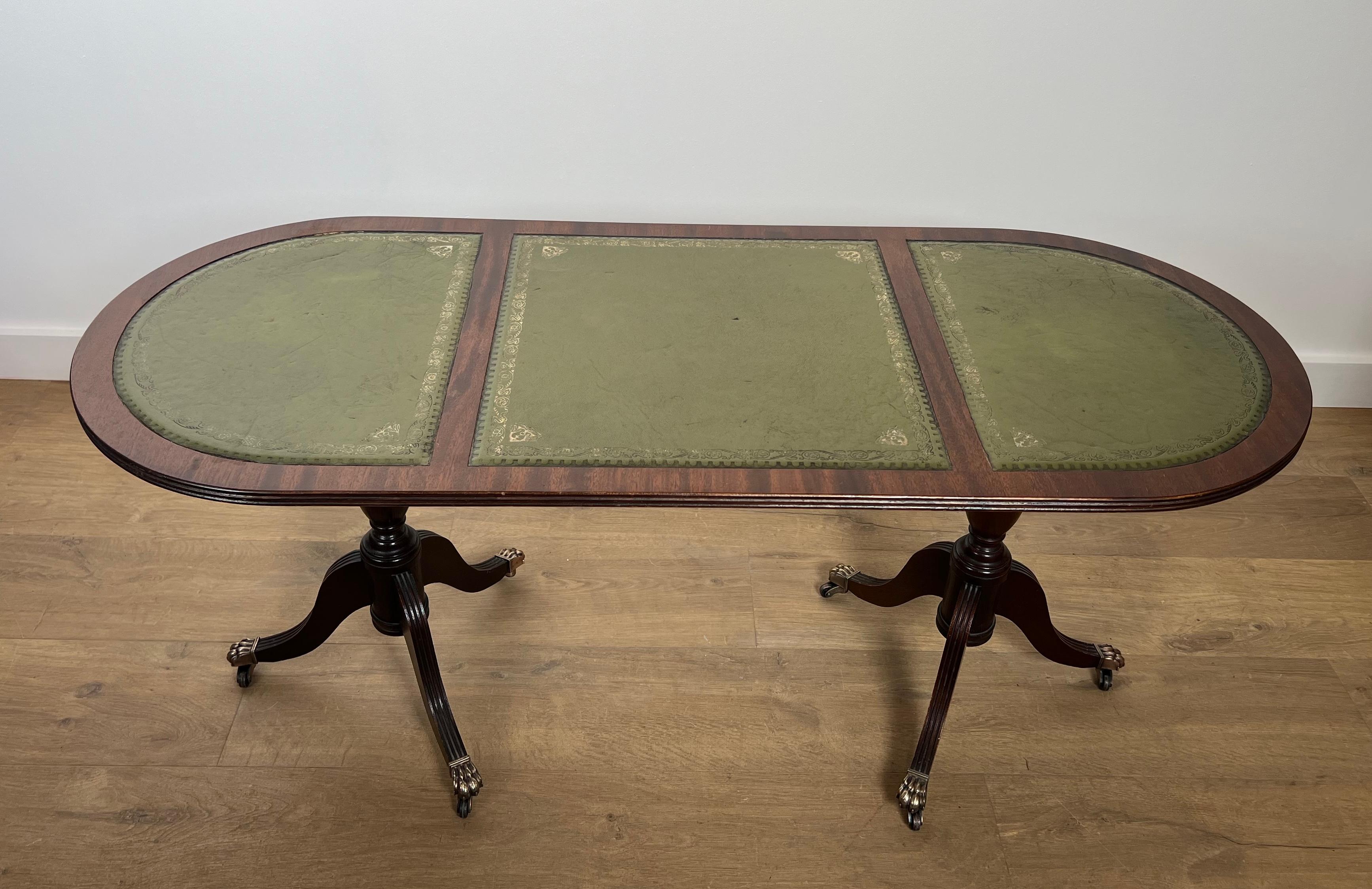 Table basse en bois avec pieds à griffes en bronze et dessus en cuir vert en vente 5