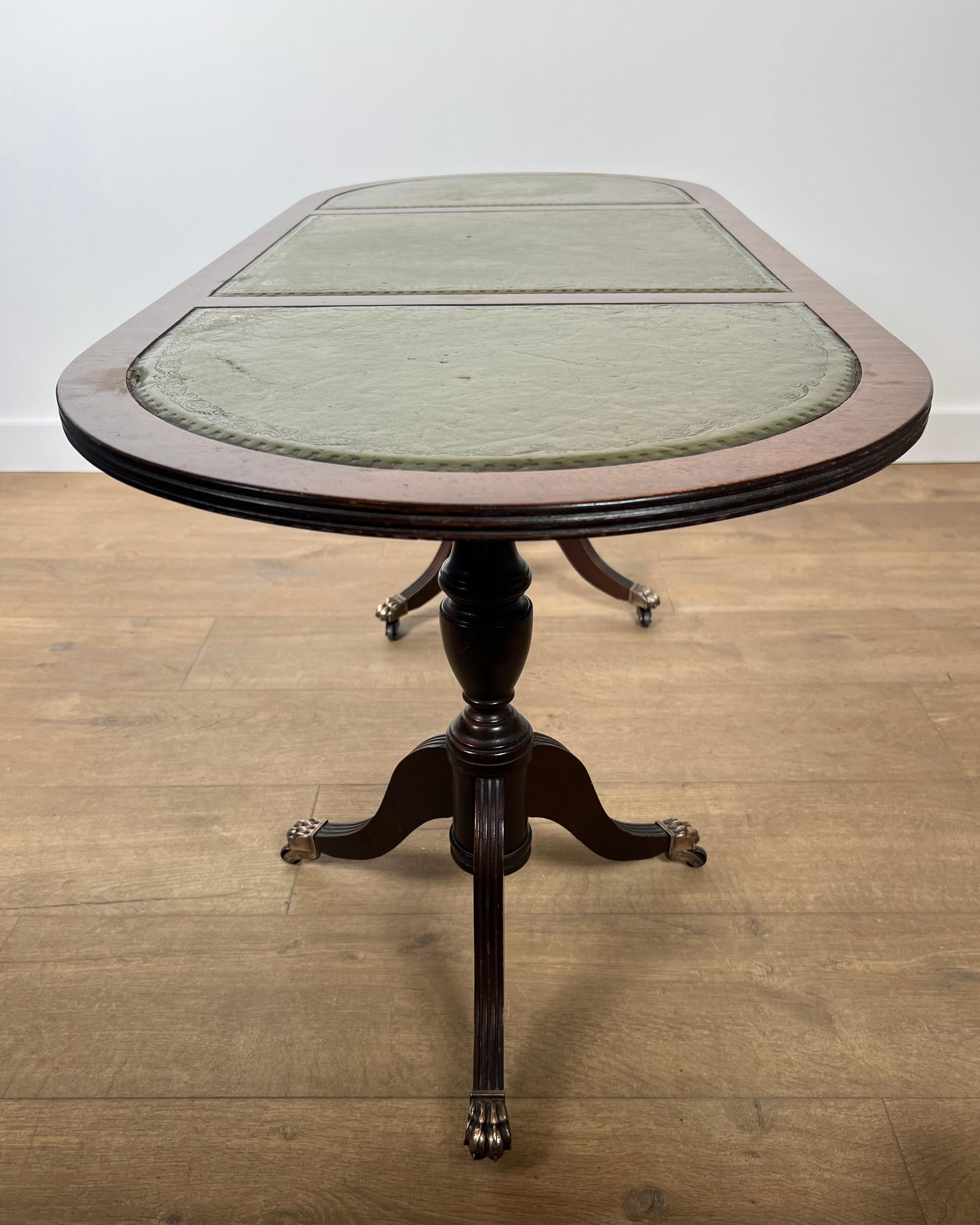 Table basse en bois avec pieds à griffes en bronze et dessus en cuir vert en vente 6