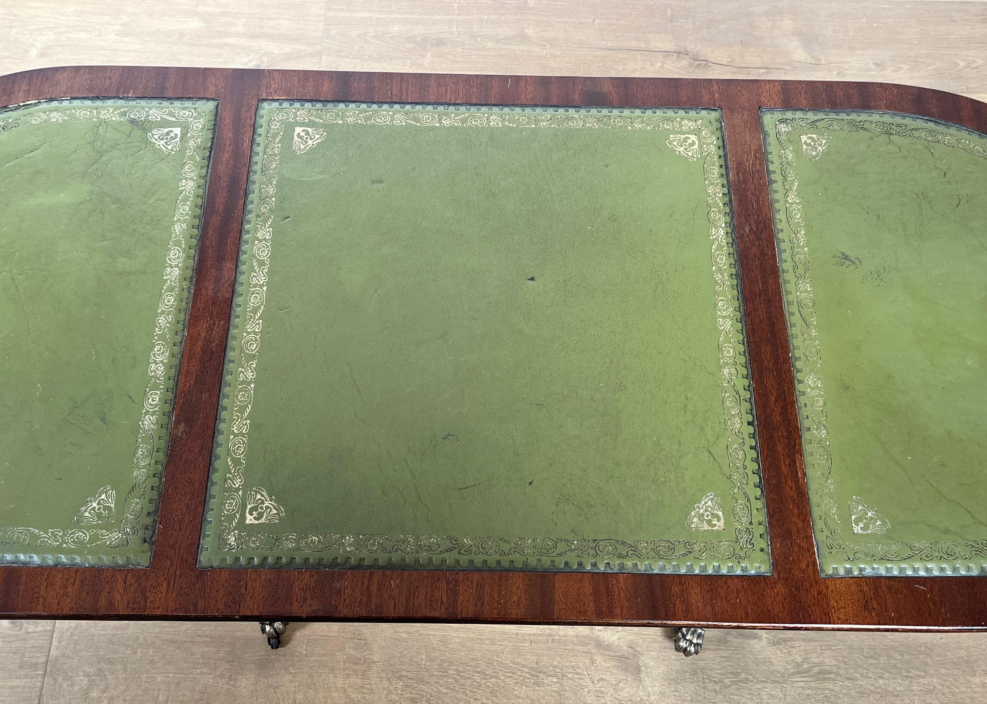 Table basse en bois avec pieds à griffes en bronze et dessus en cuir vert en vente 7