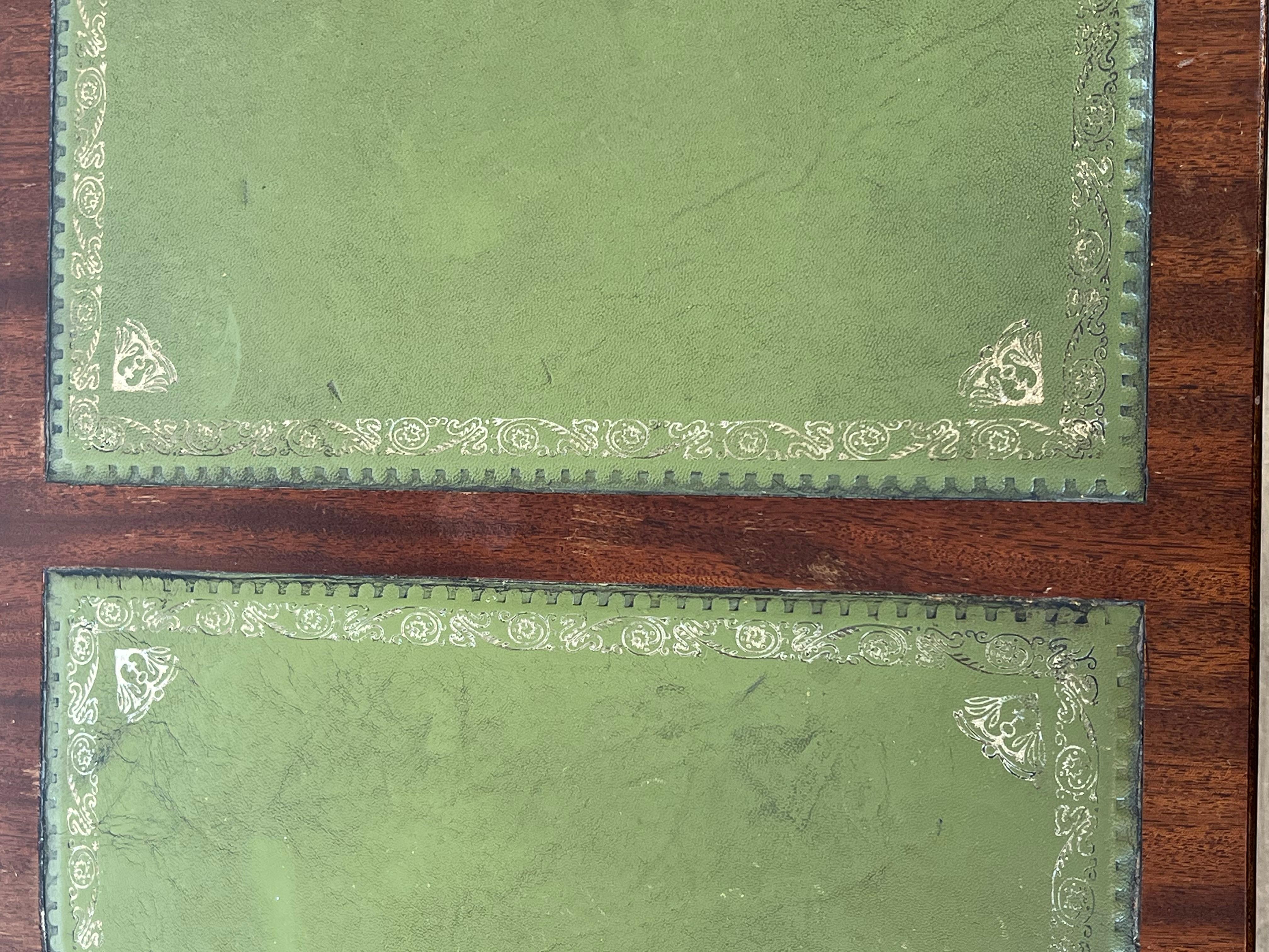 Table basse en bois avec pieds à griffes en bronze et dessus en cuir vert en vente 8