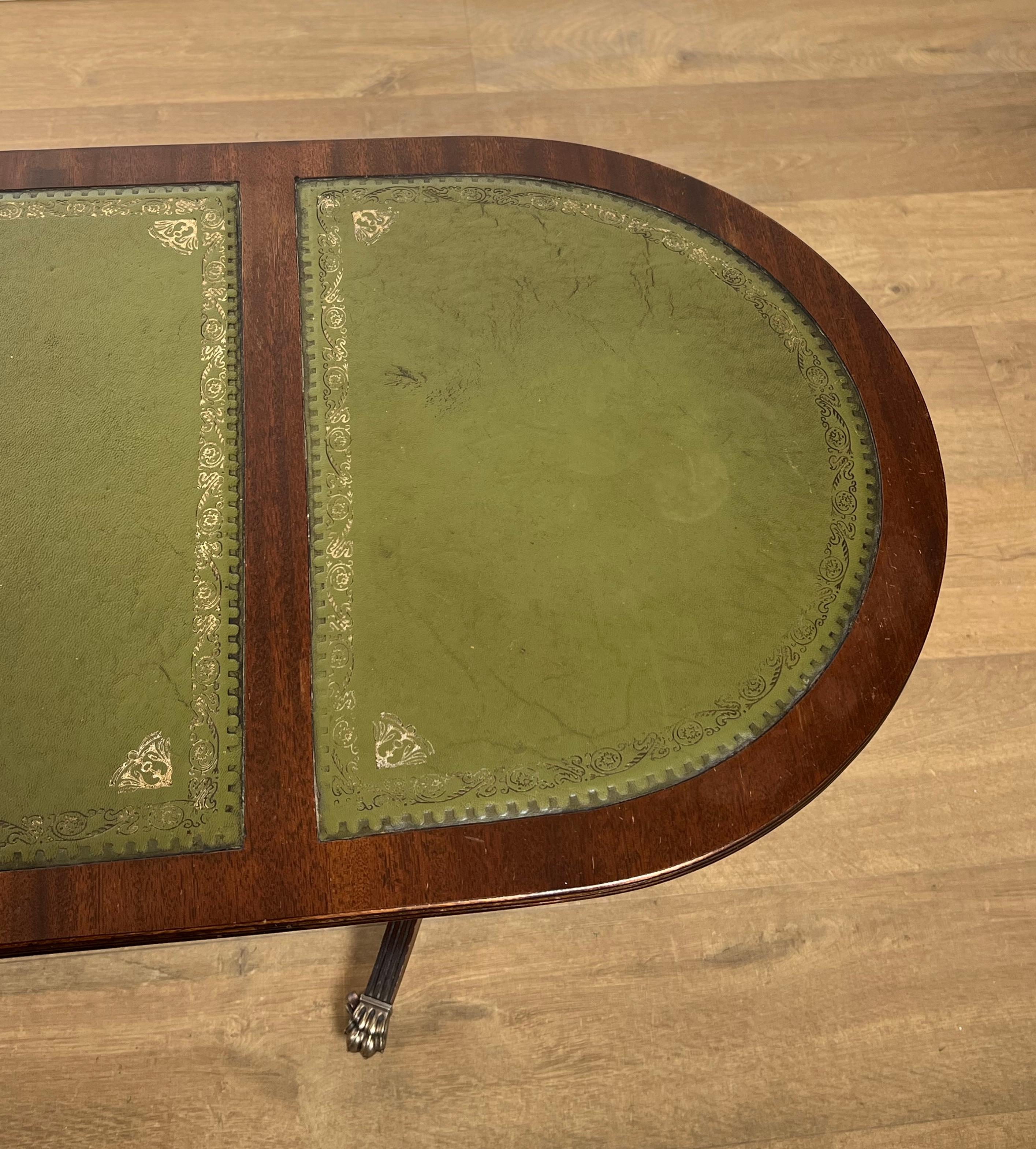 Table basse en bois avec pieds à griffes en bronze et dessus en cuir vert en vente 9