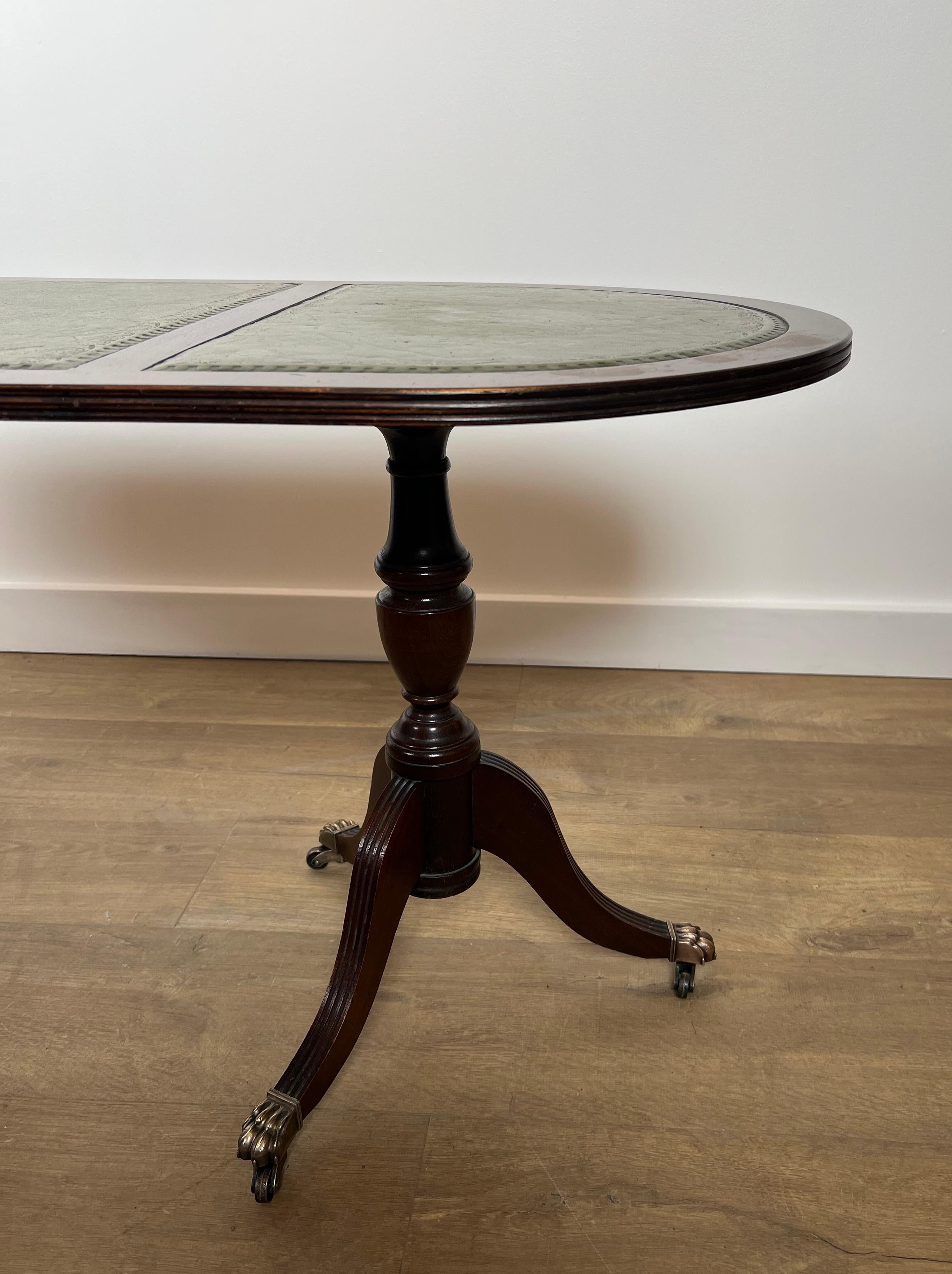Table basse en bois avec pieds à griffes en bronze et dessus en cuir vert en vente 10