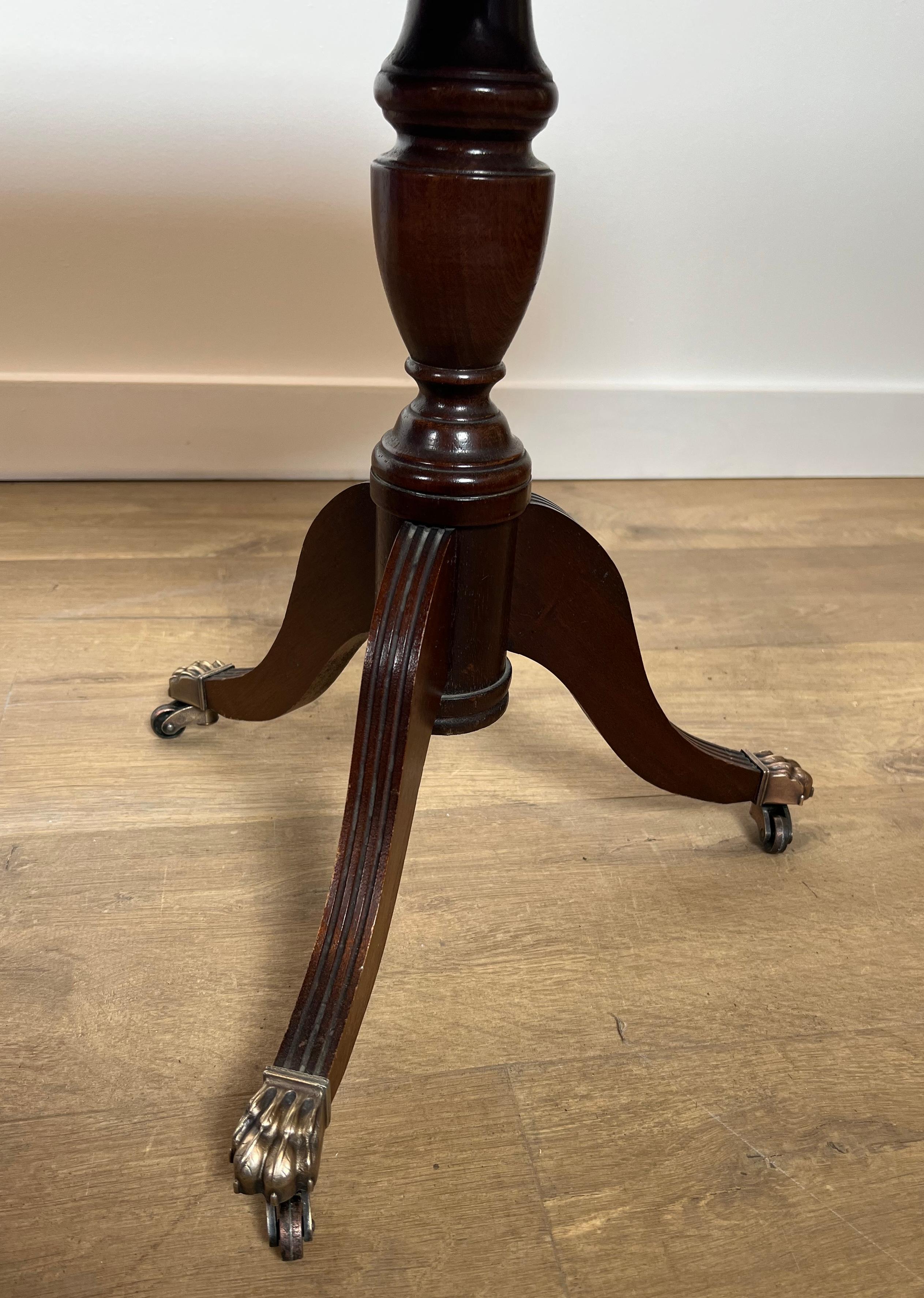Table basse en bois avec pieds à griffes en bronze et dessus en cuir vert en vente 11