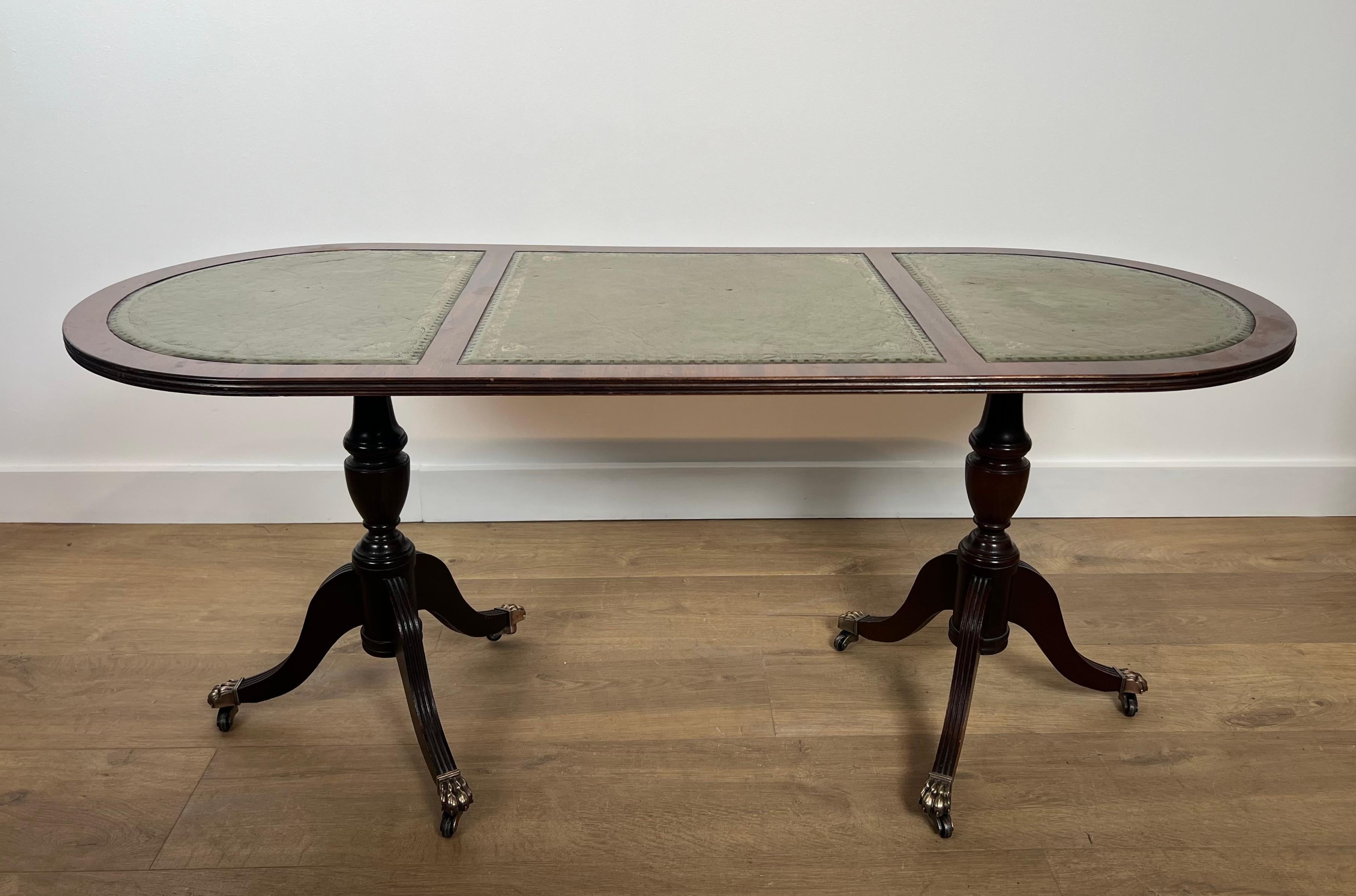 Table basse en bois avec pieds à griffes en bronze et dessus en cuir vert en vente 13