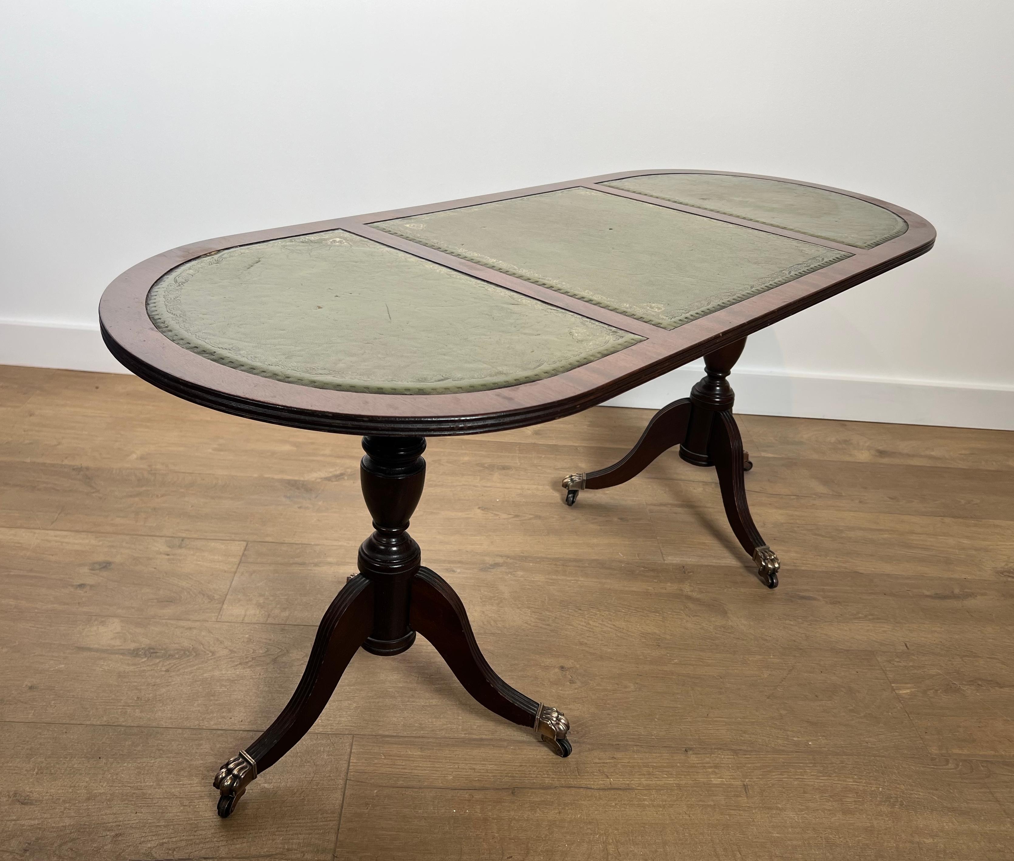Néoclassique Table basse en bois avec pieds à griffes en bronze et dessus en cuir vert en vente