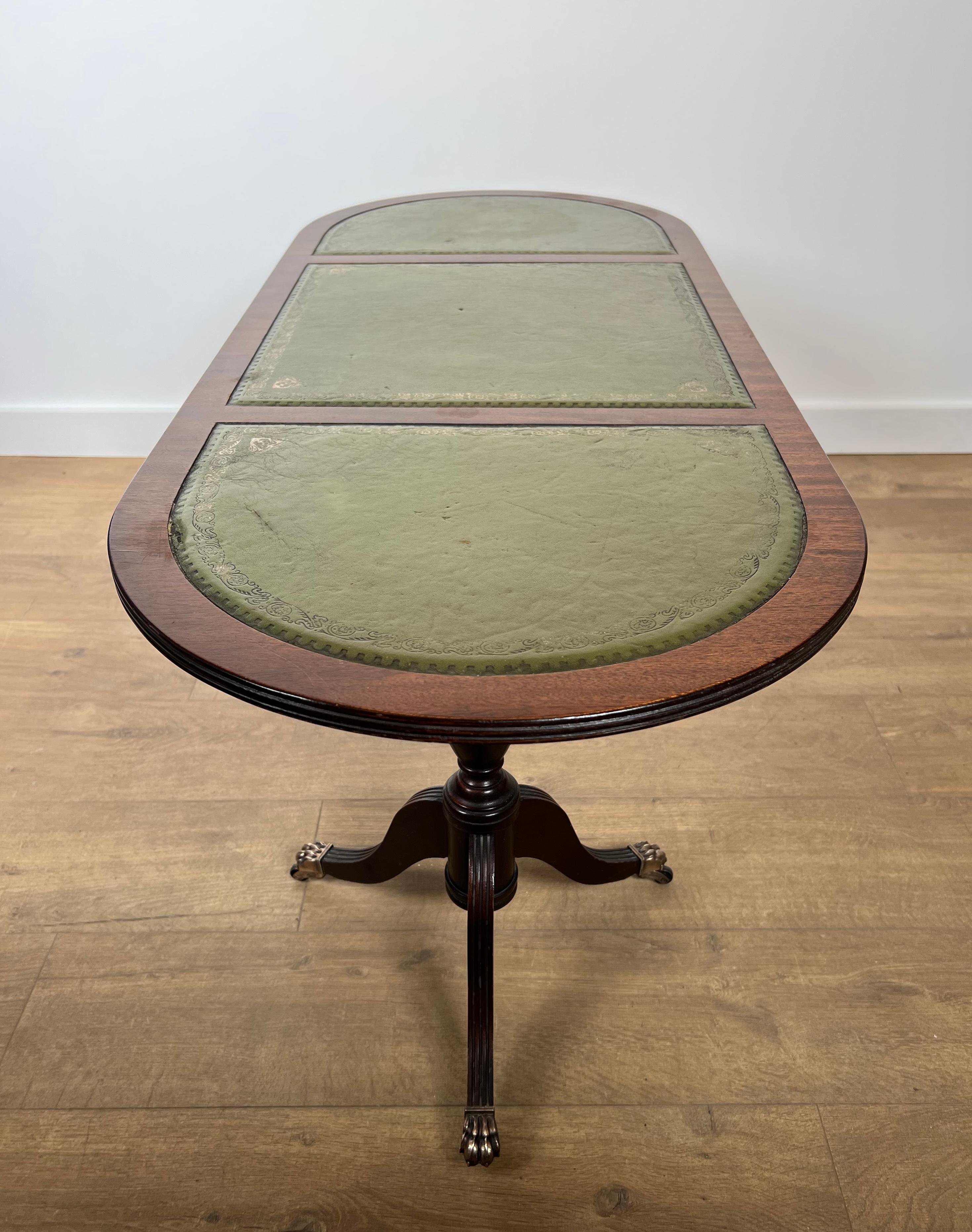 Français Table basse en bois avec pieds à griffes en bronze et dessus en cuir vert en vente