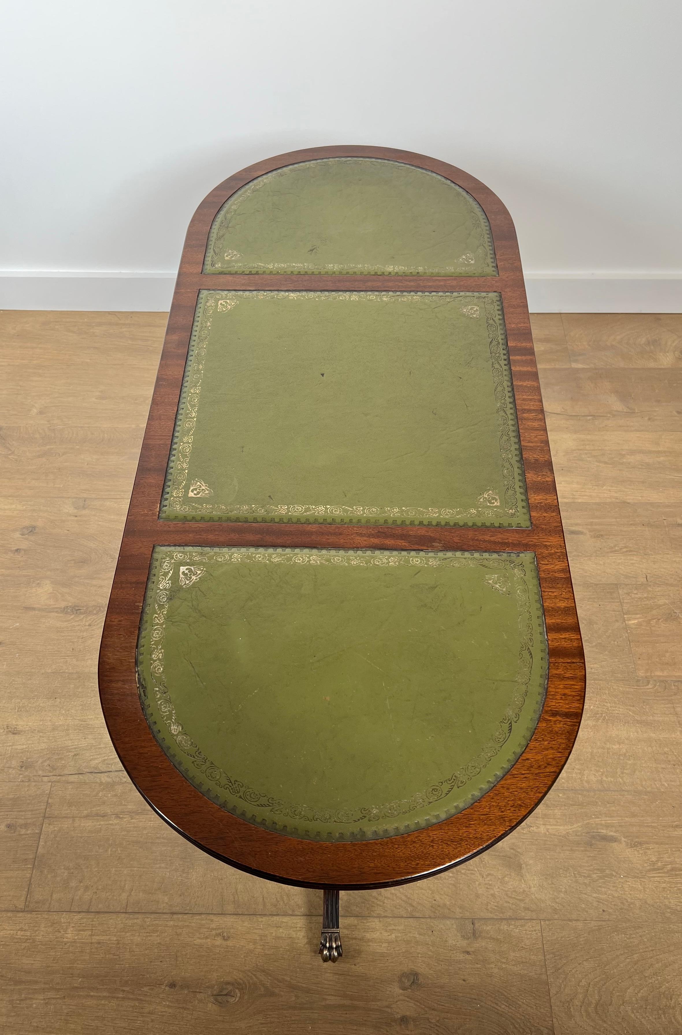 Table basse en bois avec pieds à griffes en bronze et dessus en cuir vert Bon état - En vente à Marcq-en-Barœul, Hauts-de-France