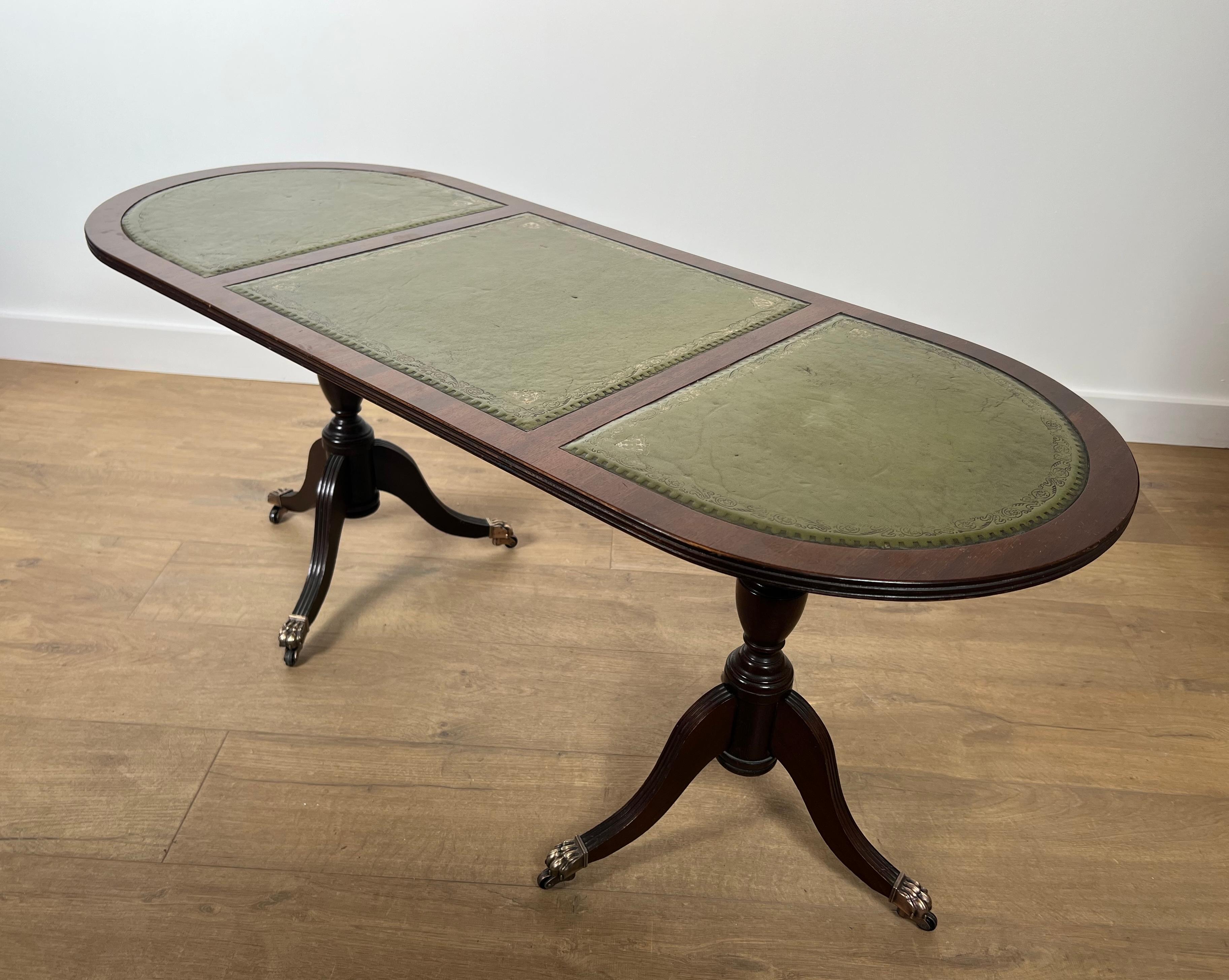 Milieu du XXe siècle Table basse en bois avec pieds à griffes en bronze et dessus en cuir vert en vente