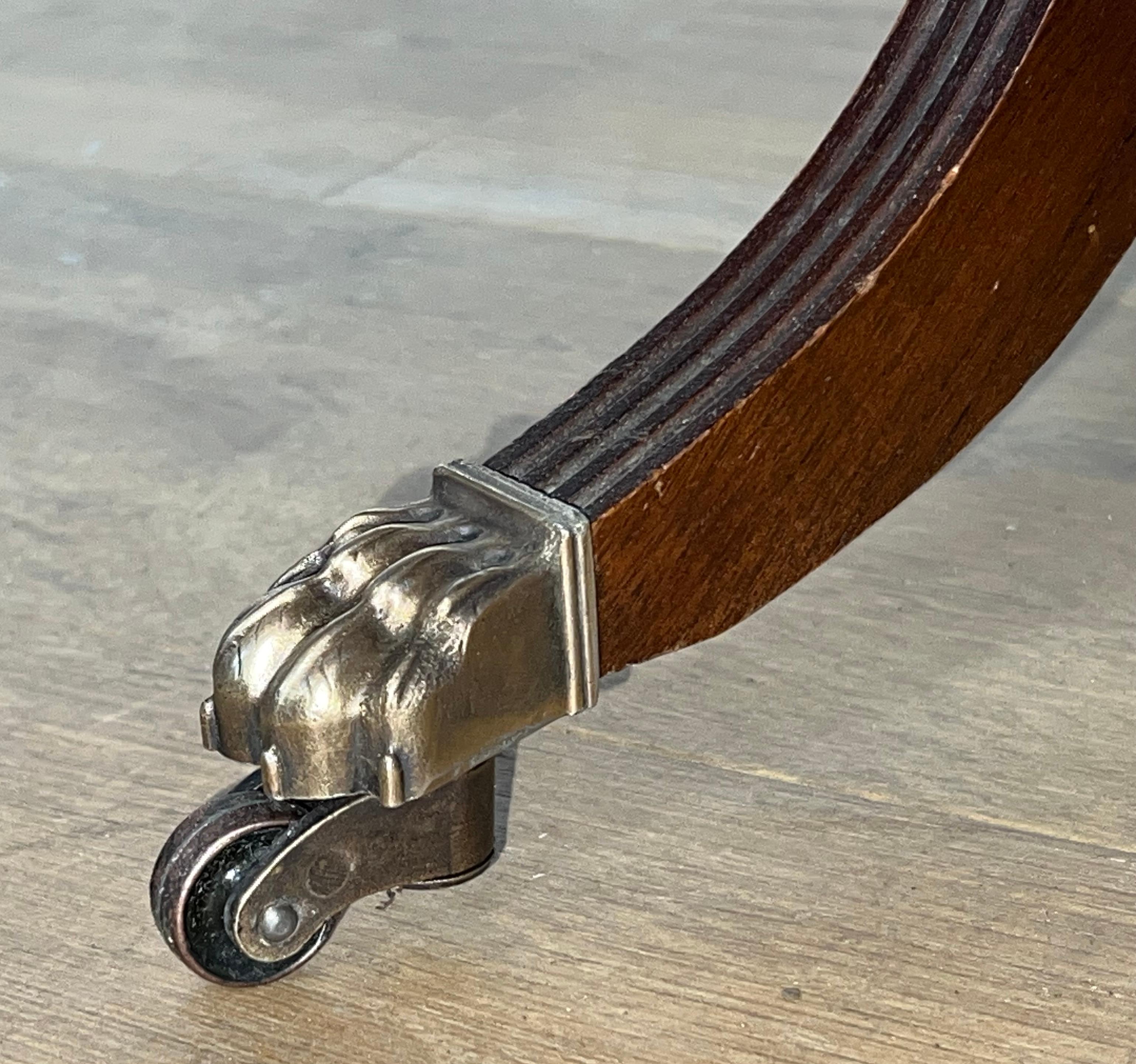Table basse en bois avec pieds à griffes en bronze et dessus en cuir vert en vente 1