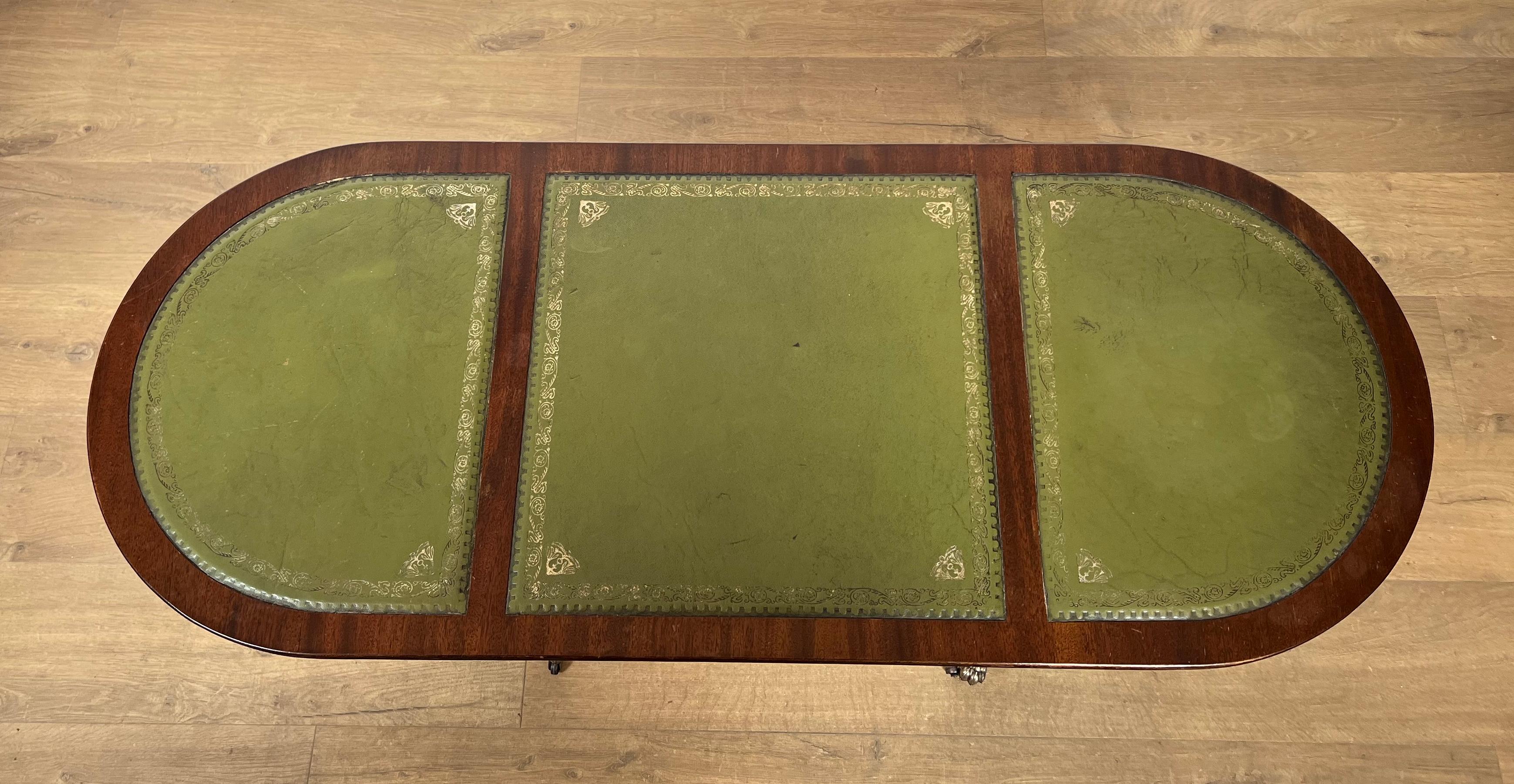 Table basse en bois avec pieds à griffes en bronze et dessus en cuir vert en vente 2