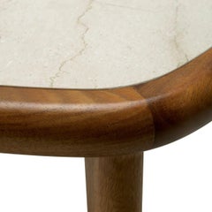 Table basse en bois avec finition en bois couleur caramel et plateau en marbre beige