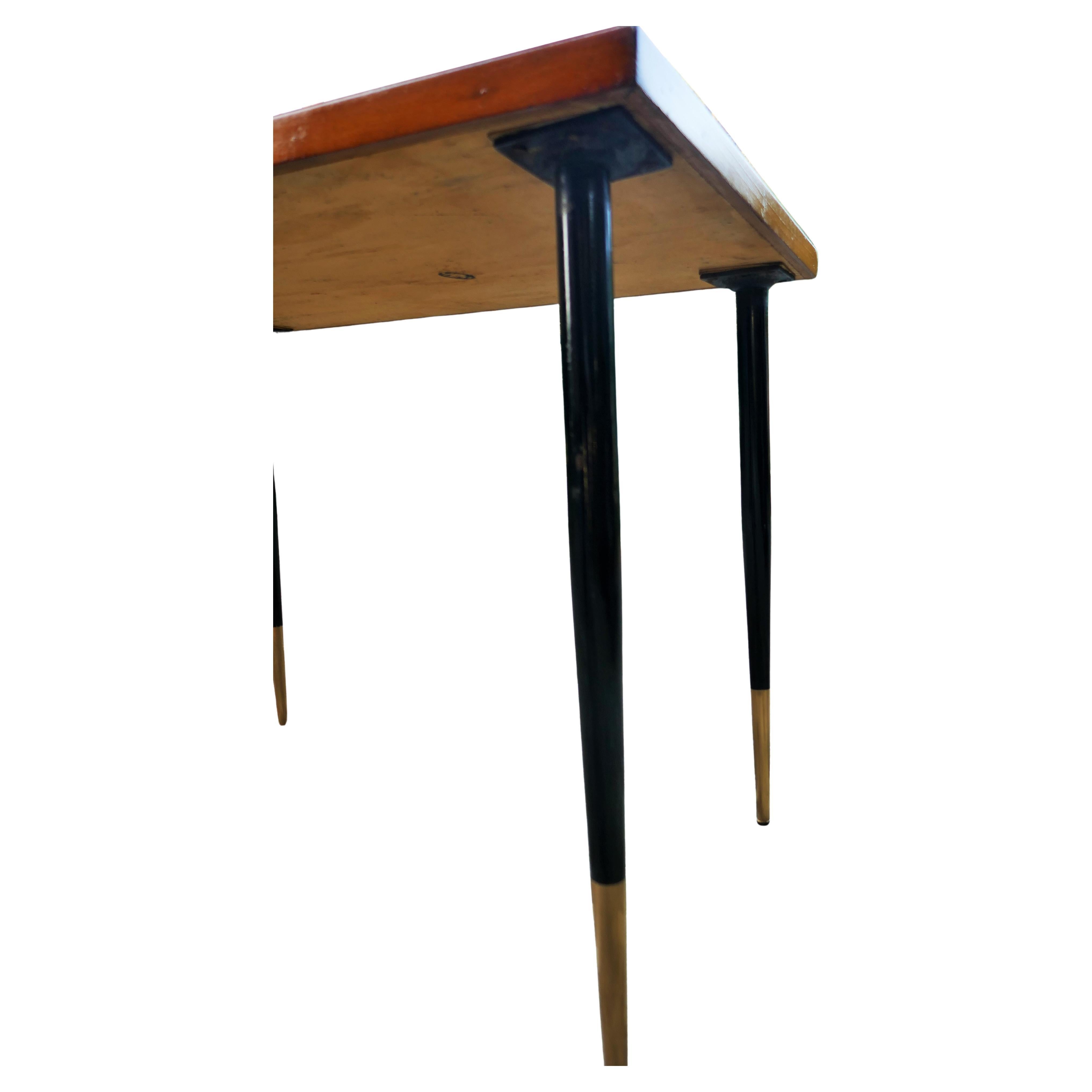 Table basse en bois avec pieds en fer. Le bois a été peint. en vente 3