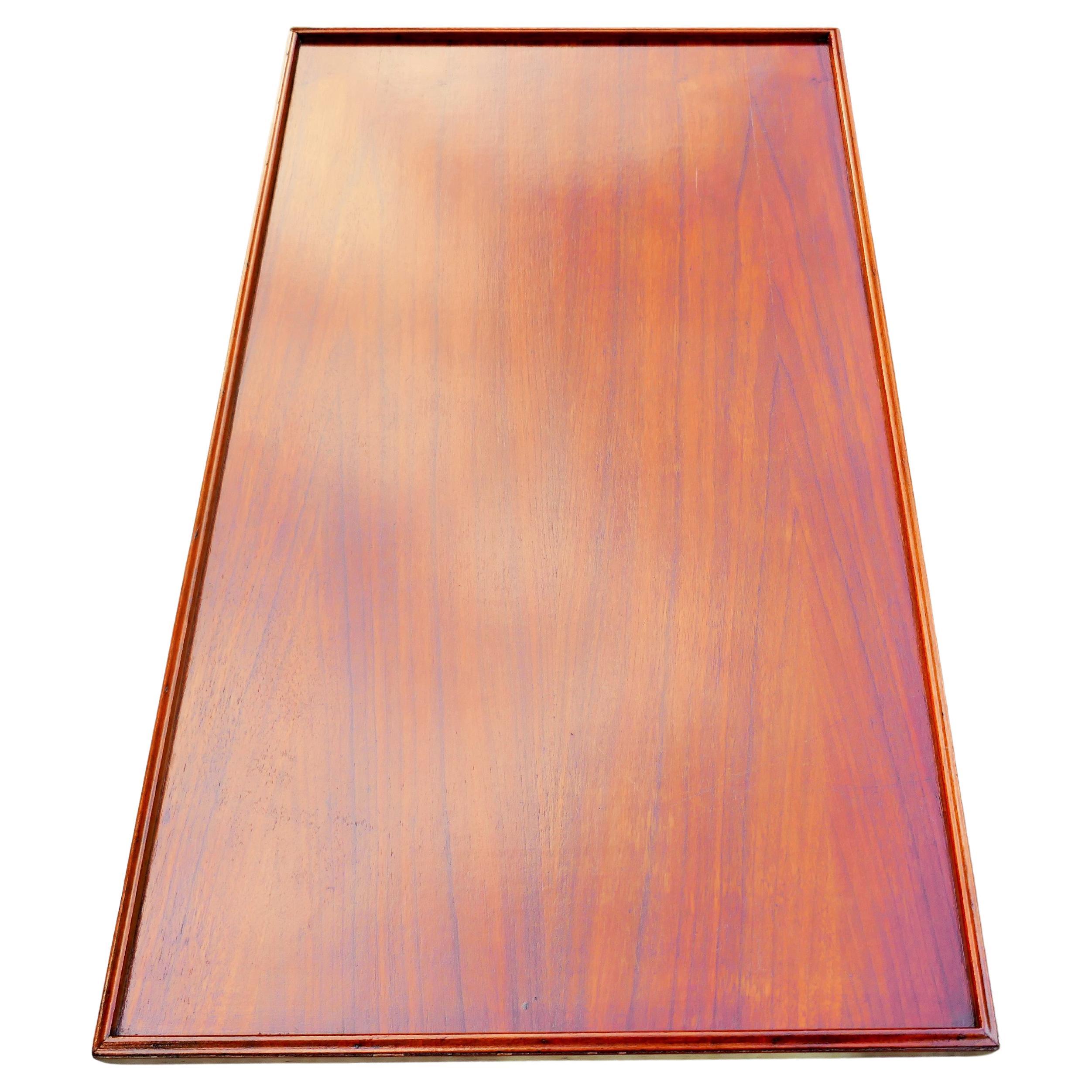 Table basse en bois avec pieds en fer. Le bois a été peint. en vente 4