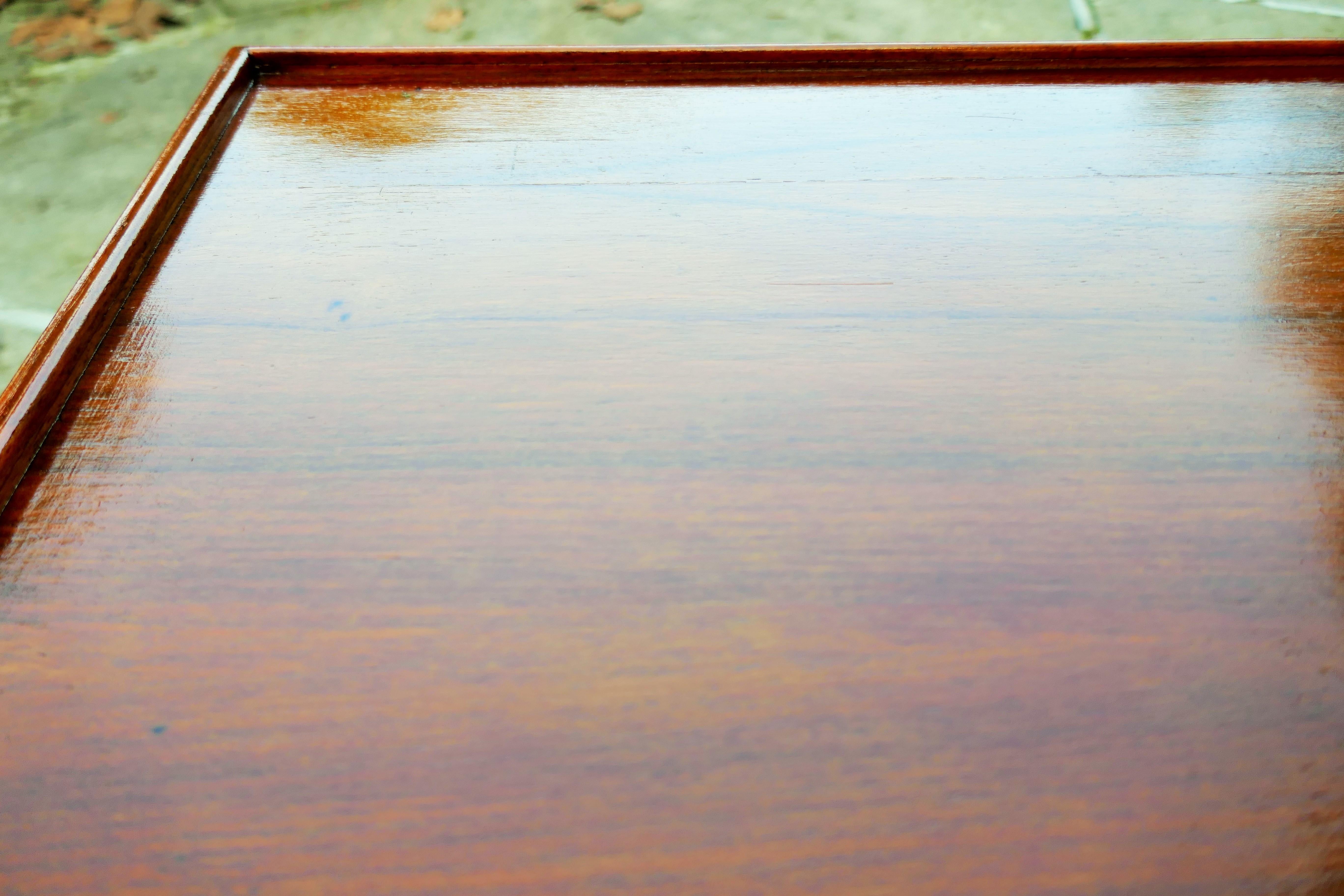 Table basse en bois avec pieds en fer. Le bois a été peint. en vente 5