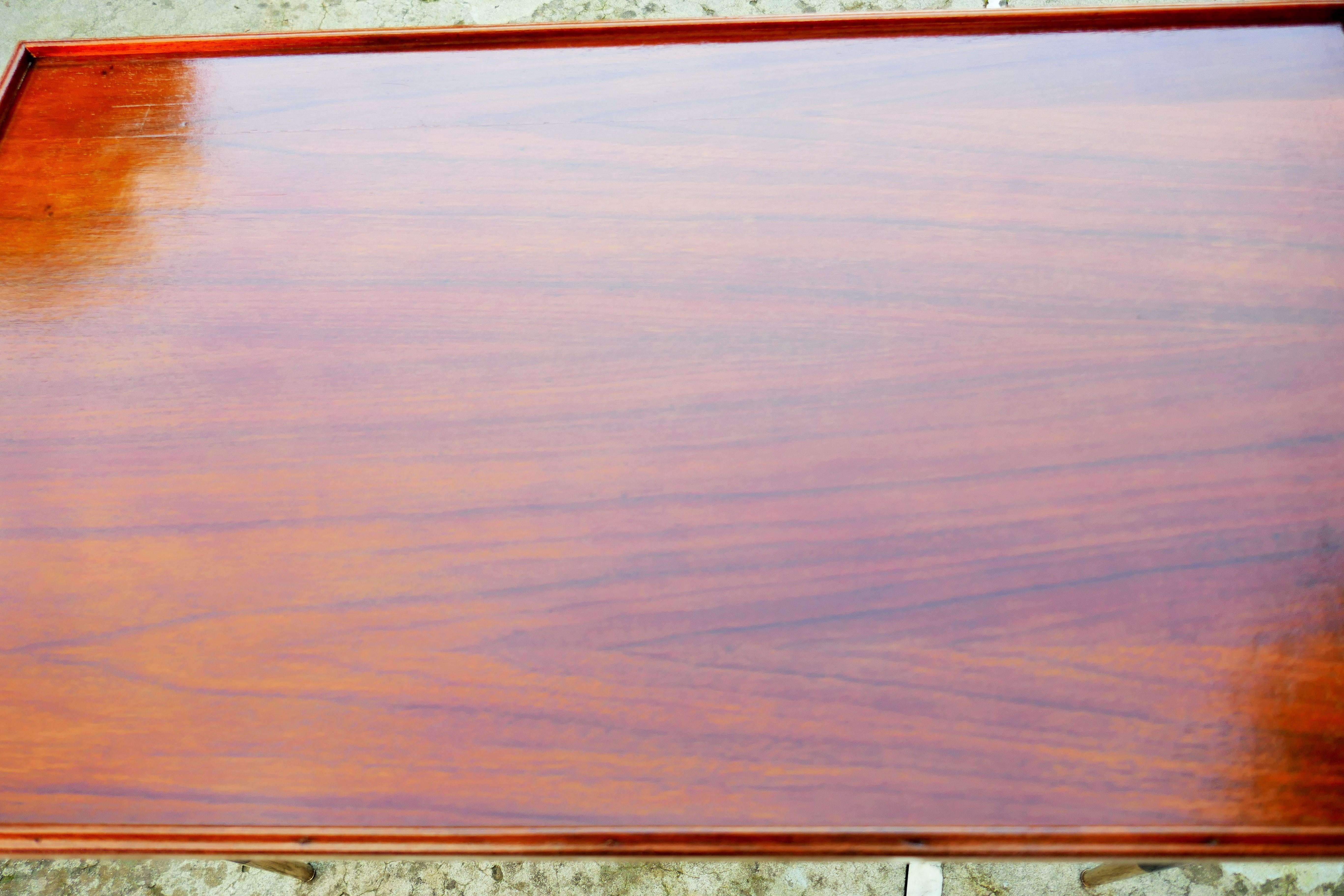 Table basse en bois avec pieds en fer. Le bois a été peint. en vente 6