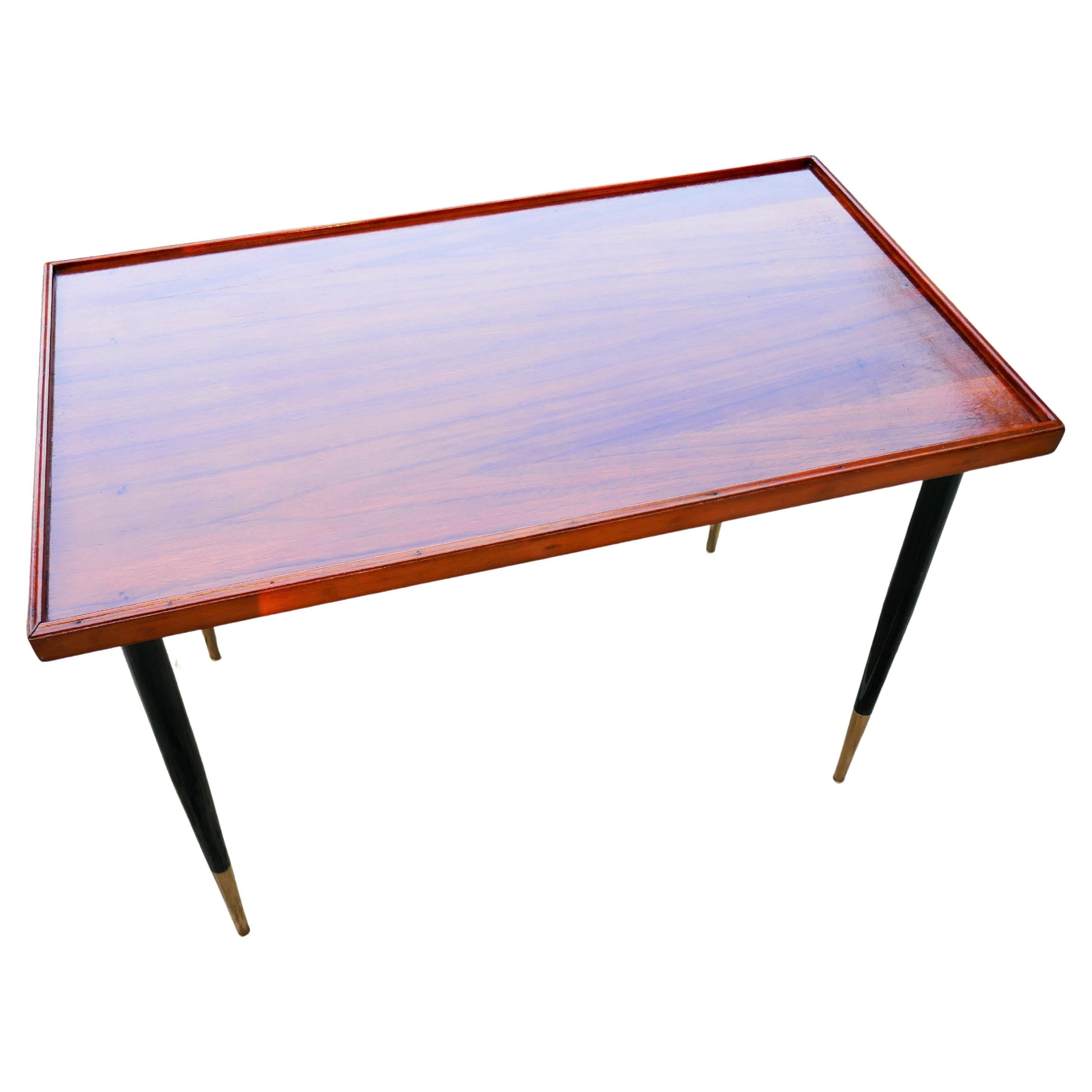 Moderne Table basse en bois avec pieds en fer. Le bois a été peint. en vente