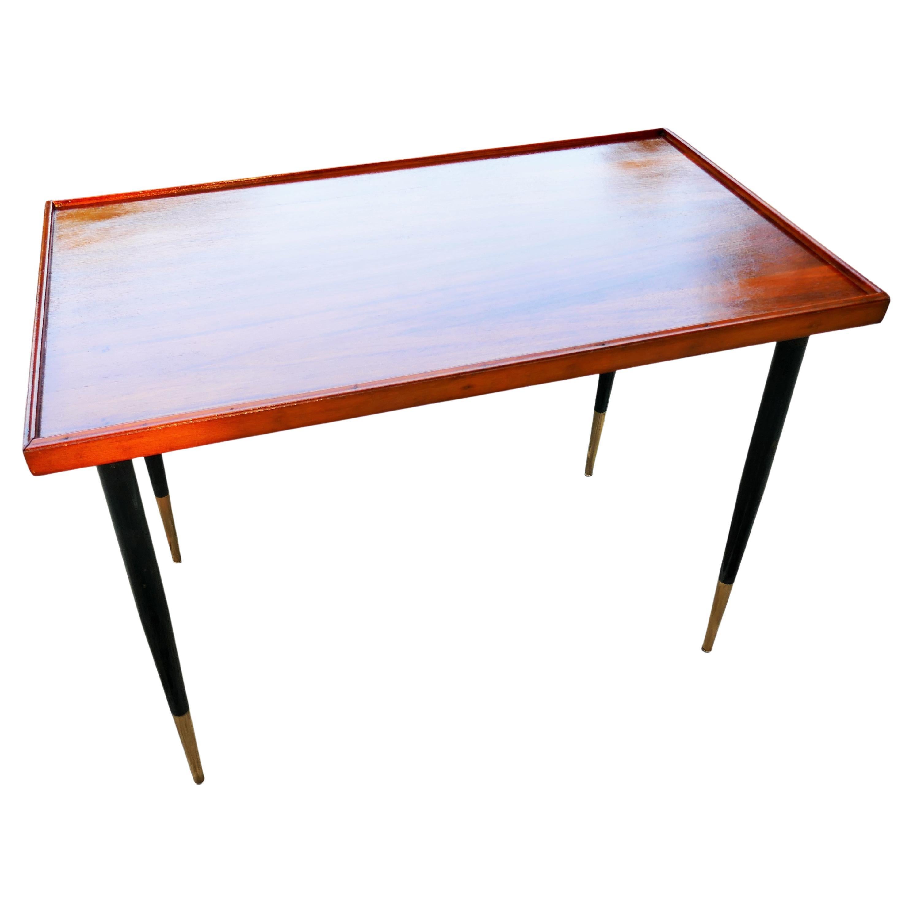 Italian Table basse en bois avec pieds en fer. Le bois a été peint. en vente