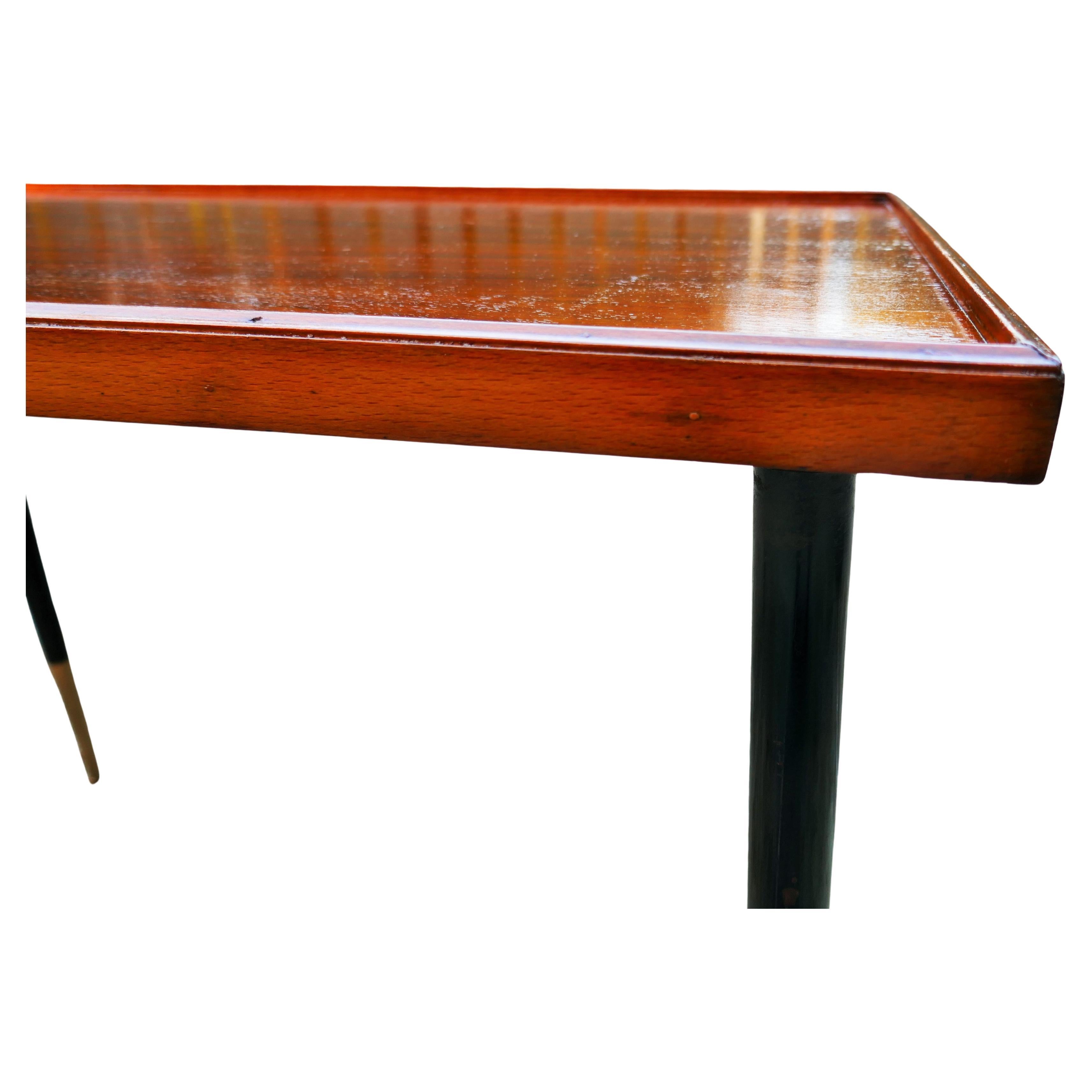 Table basse en bois avec pieds en fer. Le bois a été peint. Bon état - En vente à Lugo, IT