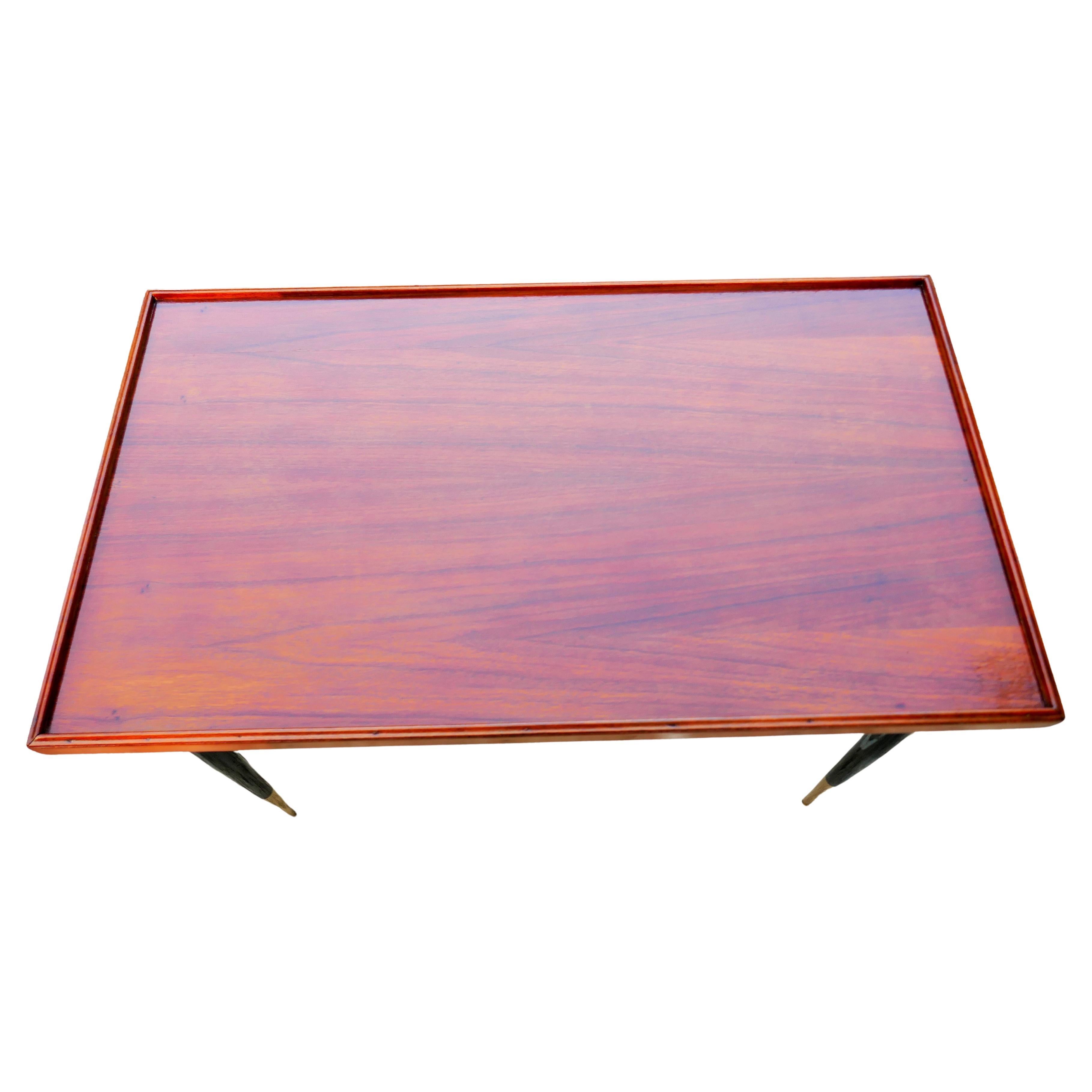 Mid-20th Century Table basse en bois avec pieds en fer. Le bois a été peint. en vente