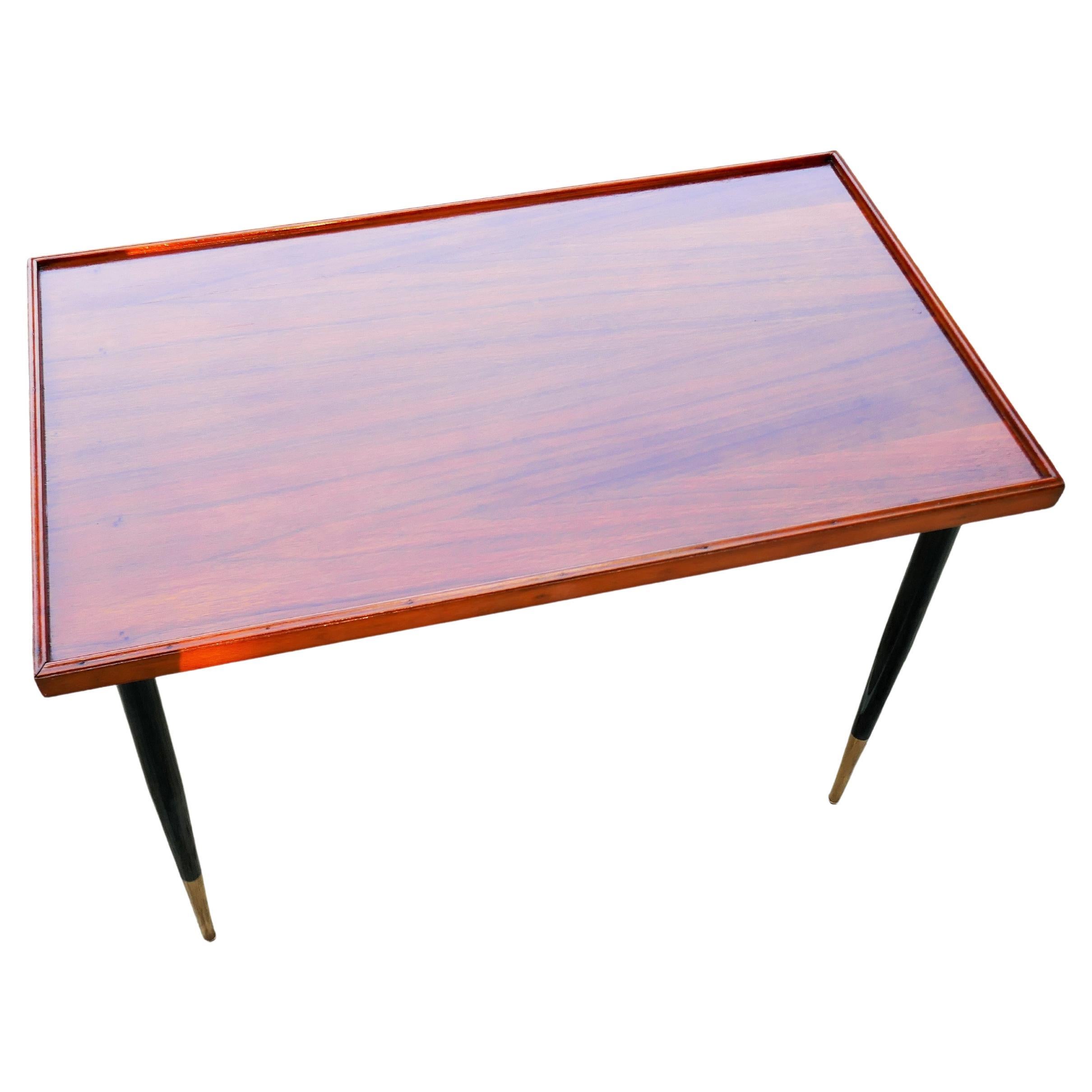 Ormeau Table basse en bois avec pieds en fer. Le bois a été peint. en vente