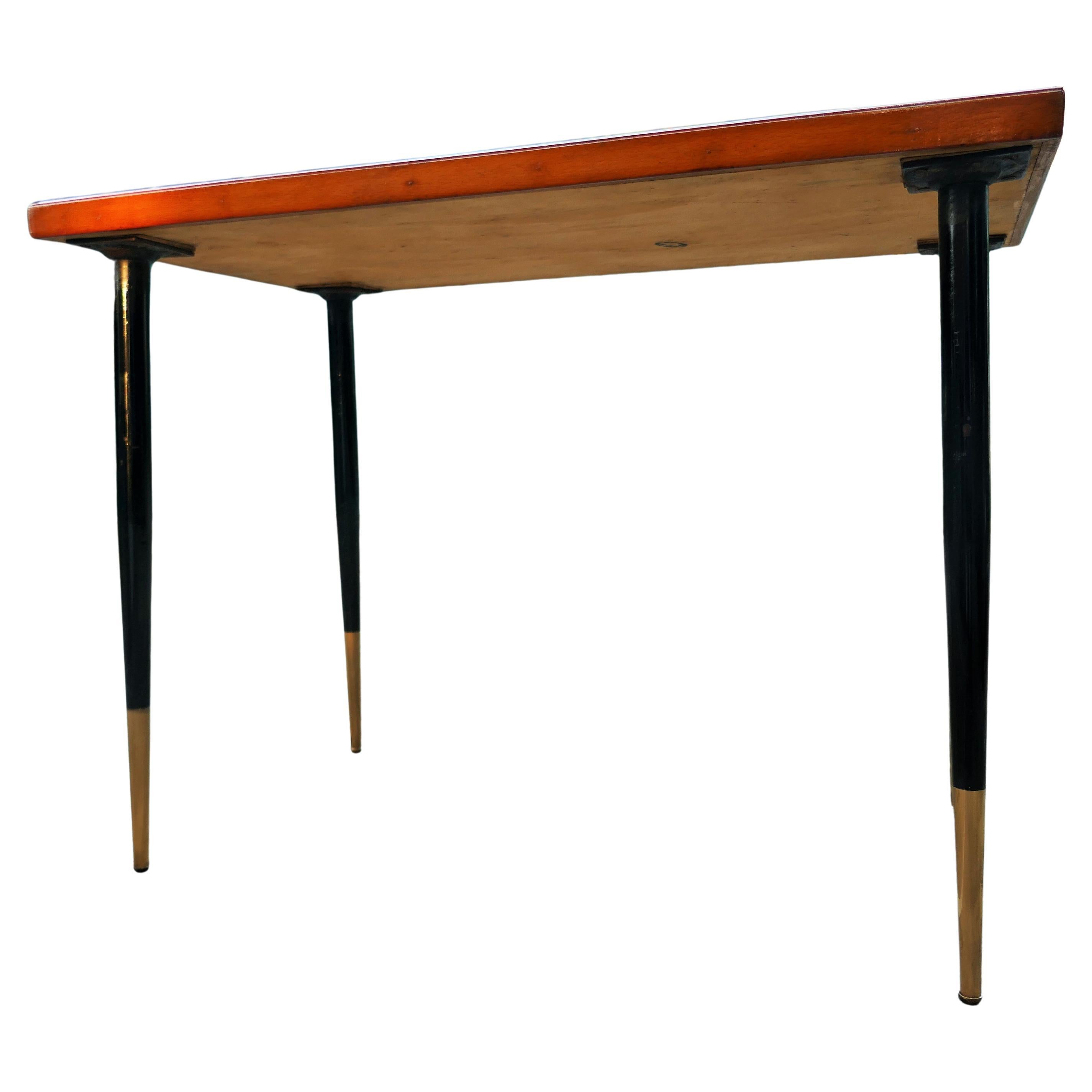 Table basse en bois avec pieds en fer. Le bois a été peint. en vente 1