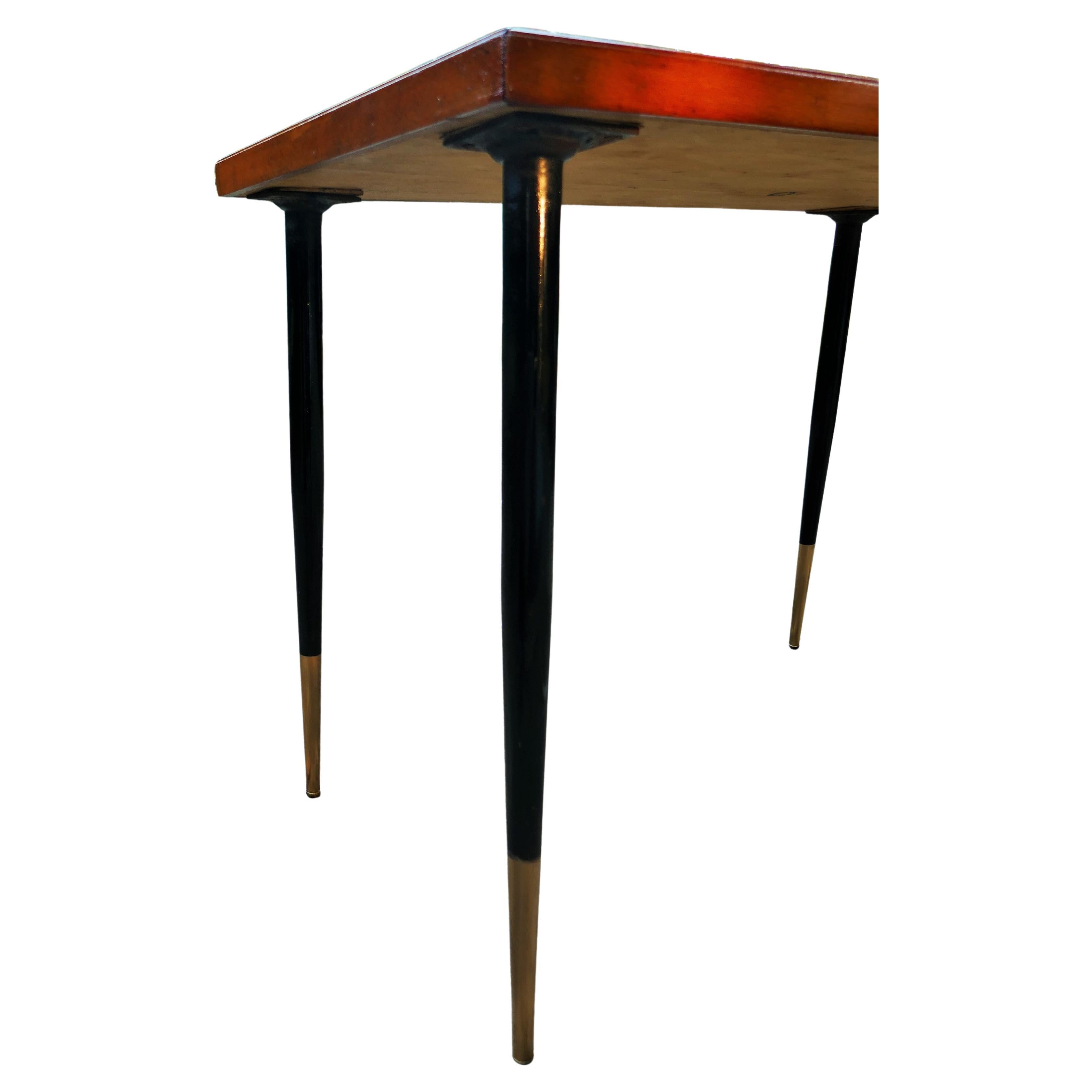 Table basse en bois avec pieds en fer. Le bois a été peint. en vente 2