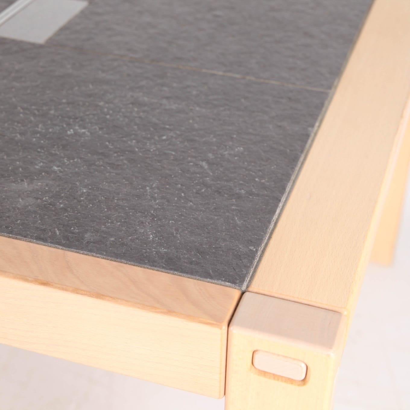 Rare table basse extensible en bois scandinave avec plateau en ardoise et incrustations de marbre.
Grande taille lorsqu'il est déployé.
Très bon état. 