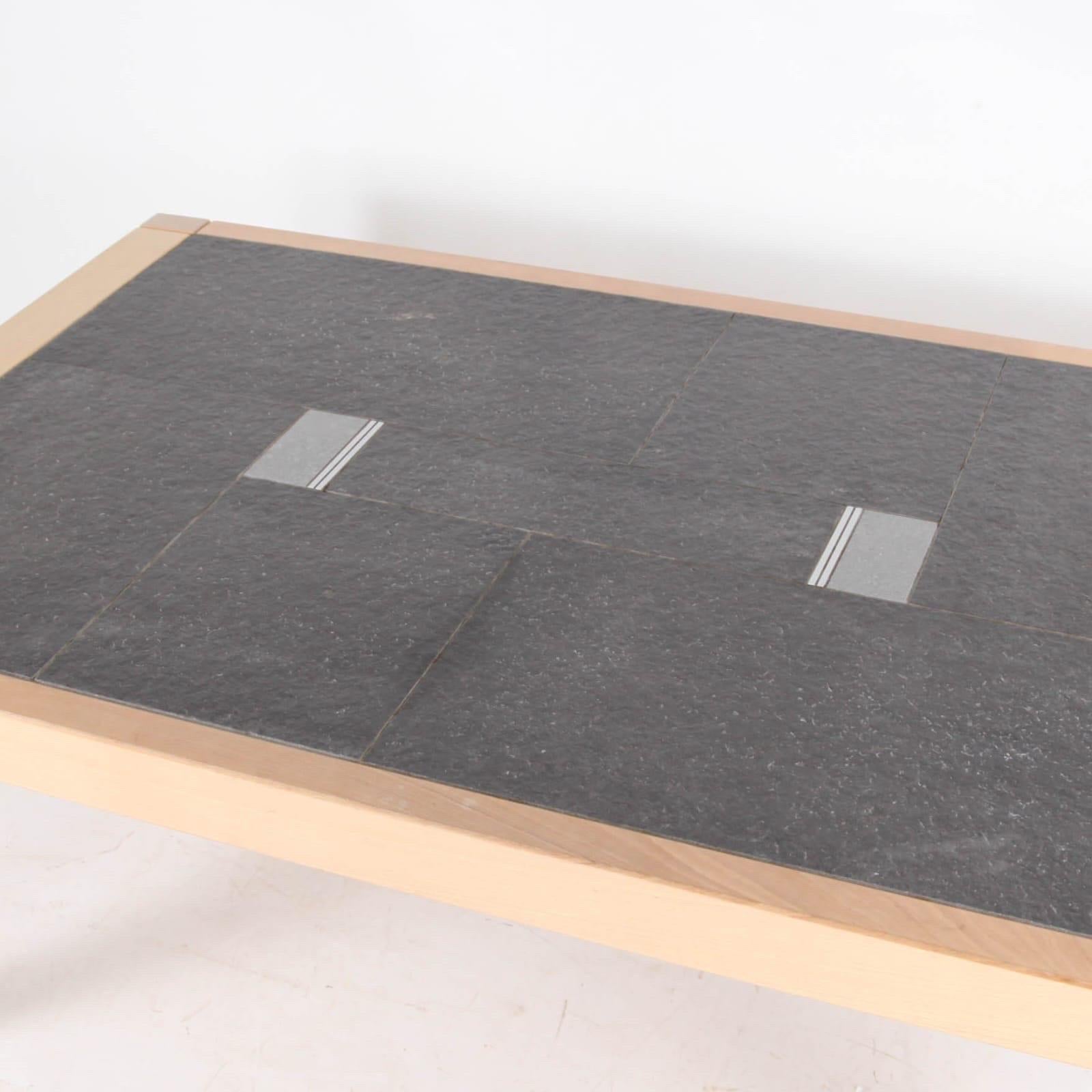 Ardoise Table basse en bois avec plateau en ardoise en vente