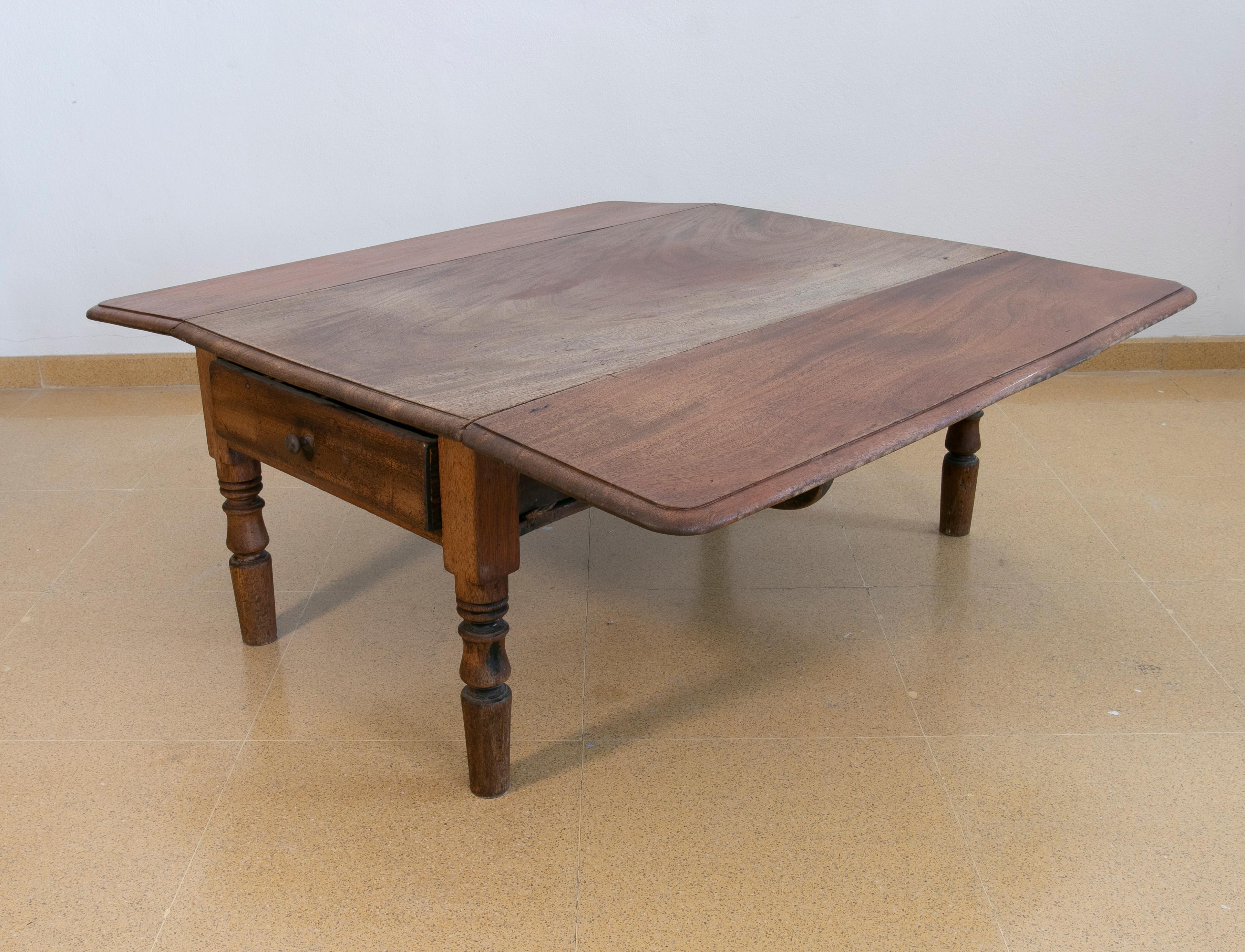 Table basse ailée en bois avec tiroirs sur le côté
Les dimensions de la table ouverte sont : 45x106x113cm.