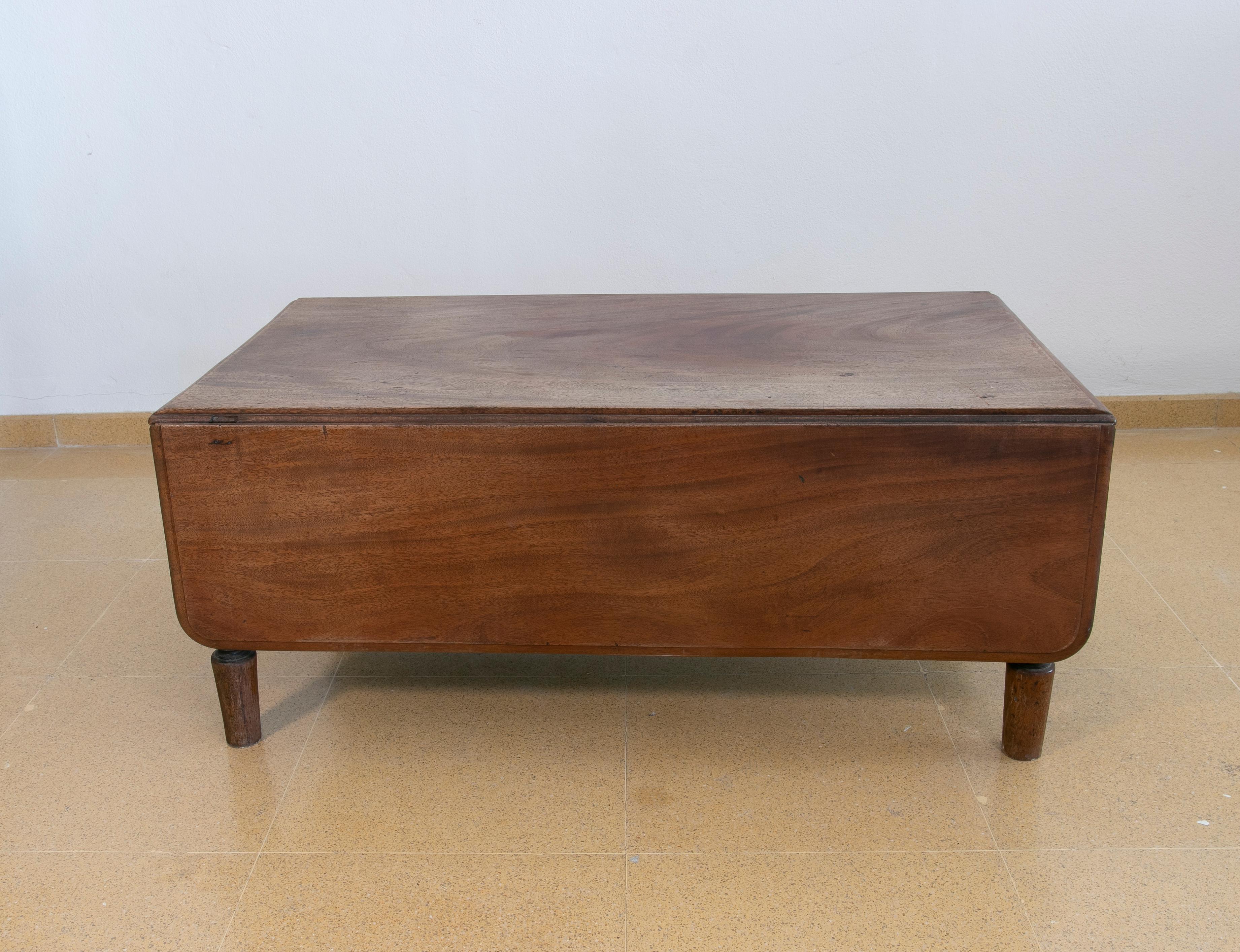 Wooden Coffee Wing Table with Drawers on the Side In Good Condition For Sale In Marbella, ES