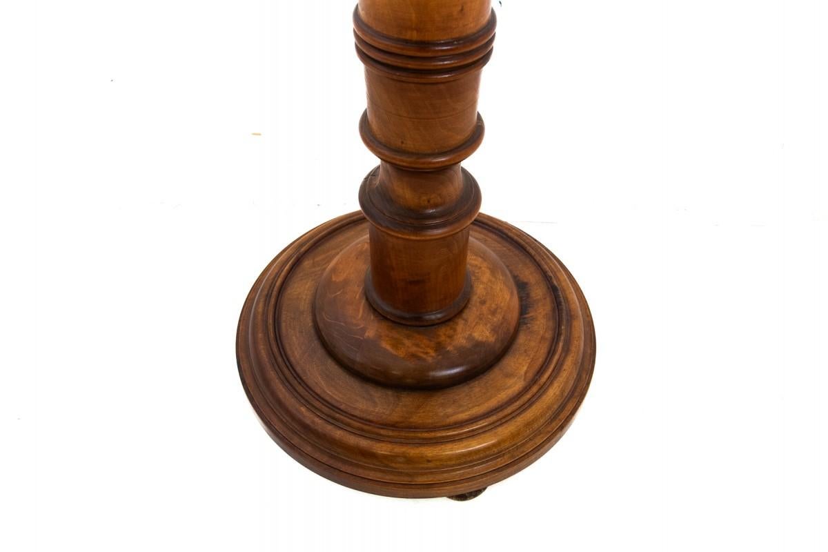 Die Holzsäule stammt aus dem Anfang des 20. Jahrhunderts. Er kann als Blumenständer oder Dekorationselement verwendet werden. Holz: Nussbaum.

Abmessungen:

Höhe: 113cm

Durchmesser: 43cm

Durchmesser des oberen Teils: 27cm