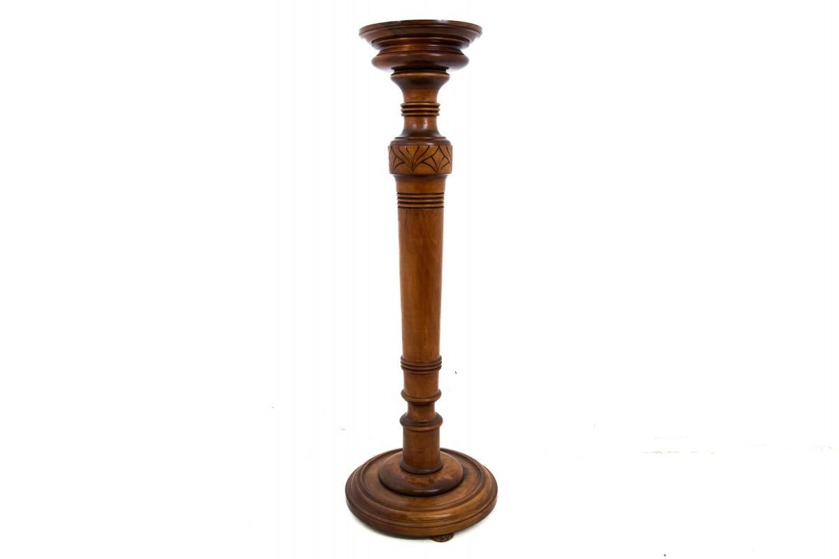 Walnut Wooden column, early 20th century. For Sale