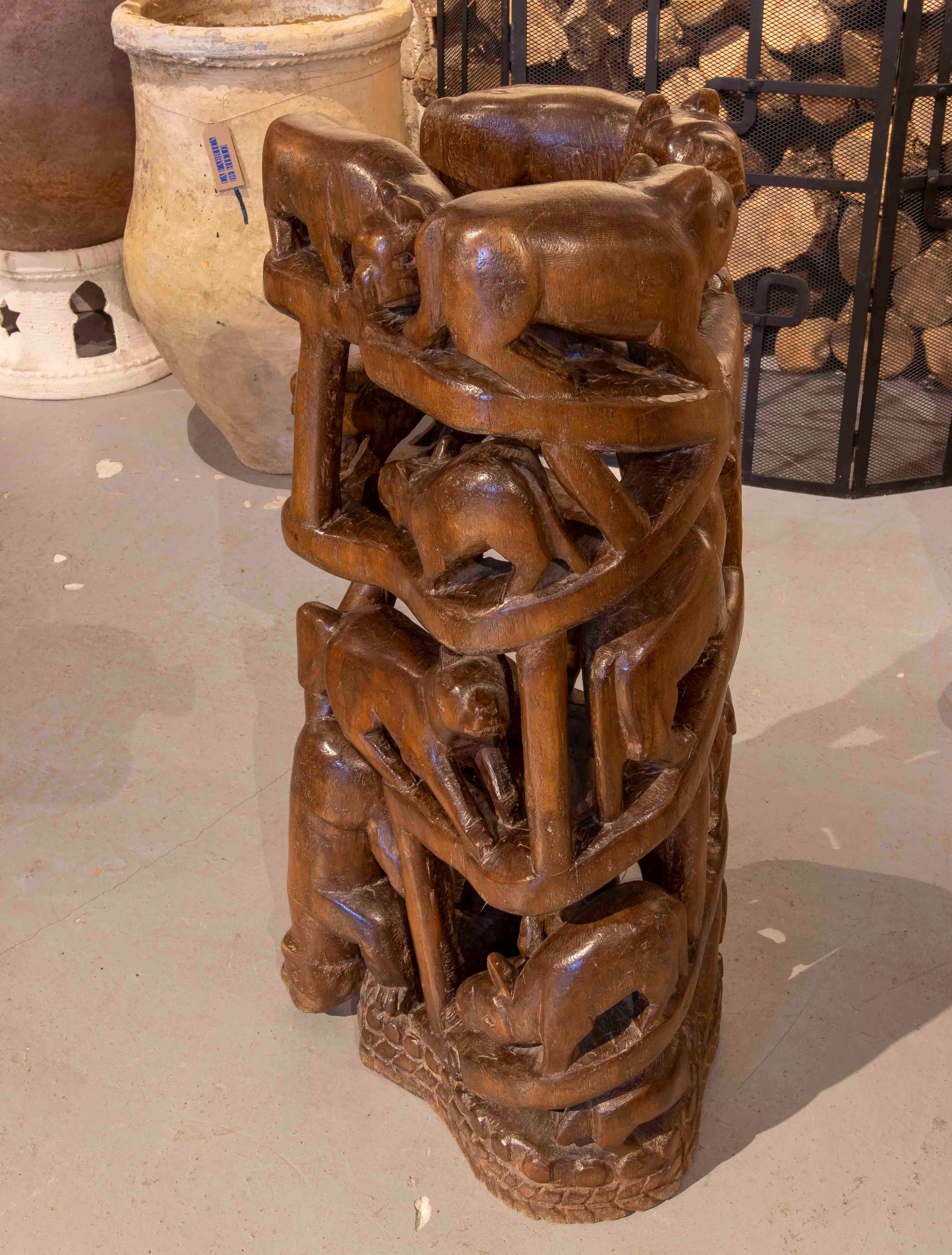 Wooden Column with Full-Body Carved Animals In Good Condition For Sale In Marbella, ES