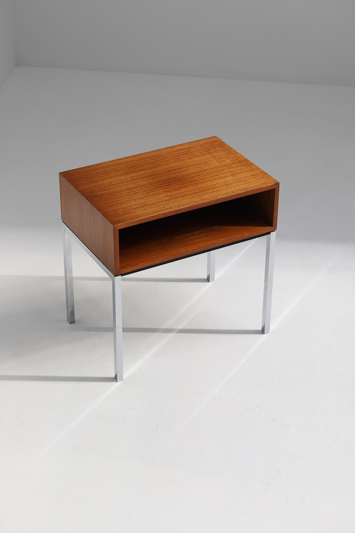 Preciosa consola o mesa auxiliar de Florence Knoll con un diseño elegante. Base cromada y tablero de madera. Florence Knoll nació en 1917 y se incorporó a la empresa homónima en 1943 para desarrollar su estilo, que tiende al modernismo. Esta mesa de